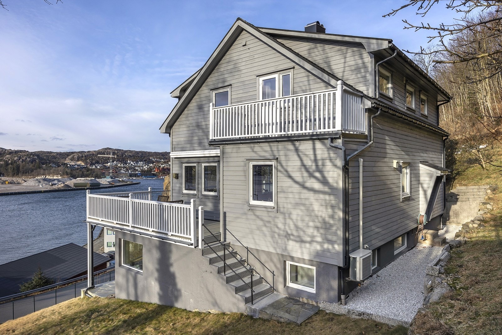 Varbergveien 30 ligger i et fint og fredelig boligområde i Egersund. Her bor du i et familievennlig nabolag med gangavstand til barnehager, skoler og idrettsanlegg - ideelt for familier med barn i ulike aldre. Foto: Diakrit v/Arne Ove Østebrød. Galleribilde