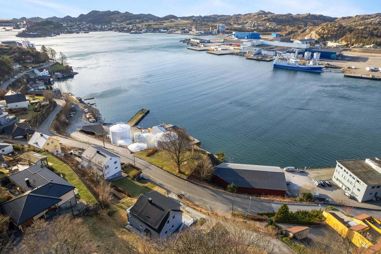Med sin nærhet til sjøen får du også umiddelbar tilgang til fine omgivelser for fiske eller andre sjøaktiviteter - en perfekt ramme for deg som ønsker å kombinere byliv og natur. Galleribilde