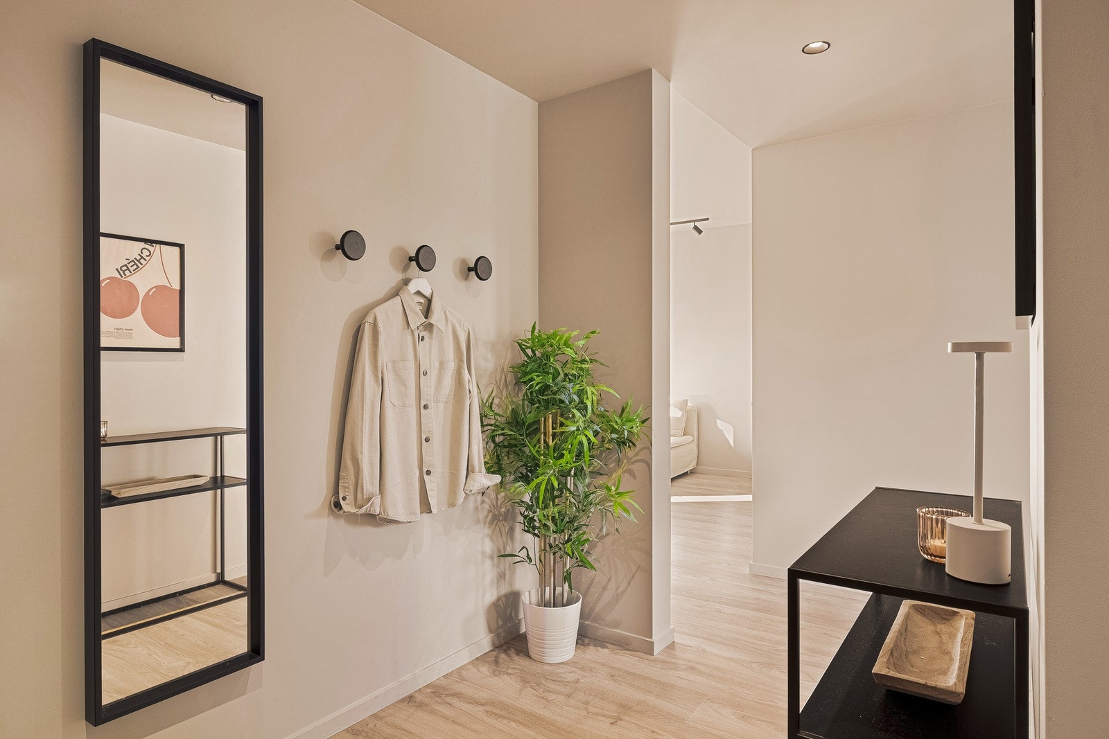 Et lyst og luftig inngangsparti med god plass til å henge fra seg yttertøy. Galleribilde