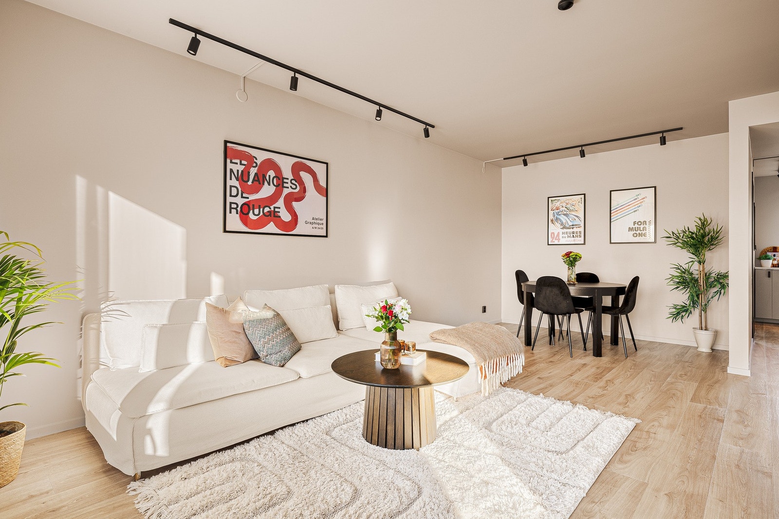 Stuen er meget romslig, og har plass til både sofagruppe og et romslig spisebord. Galleribilde