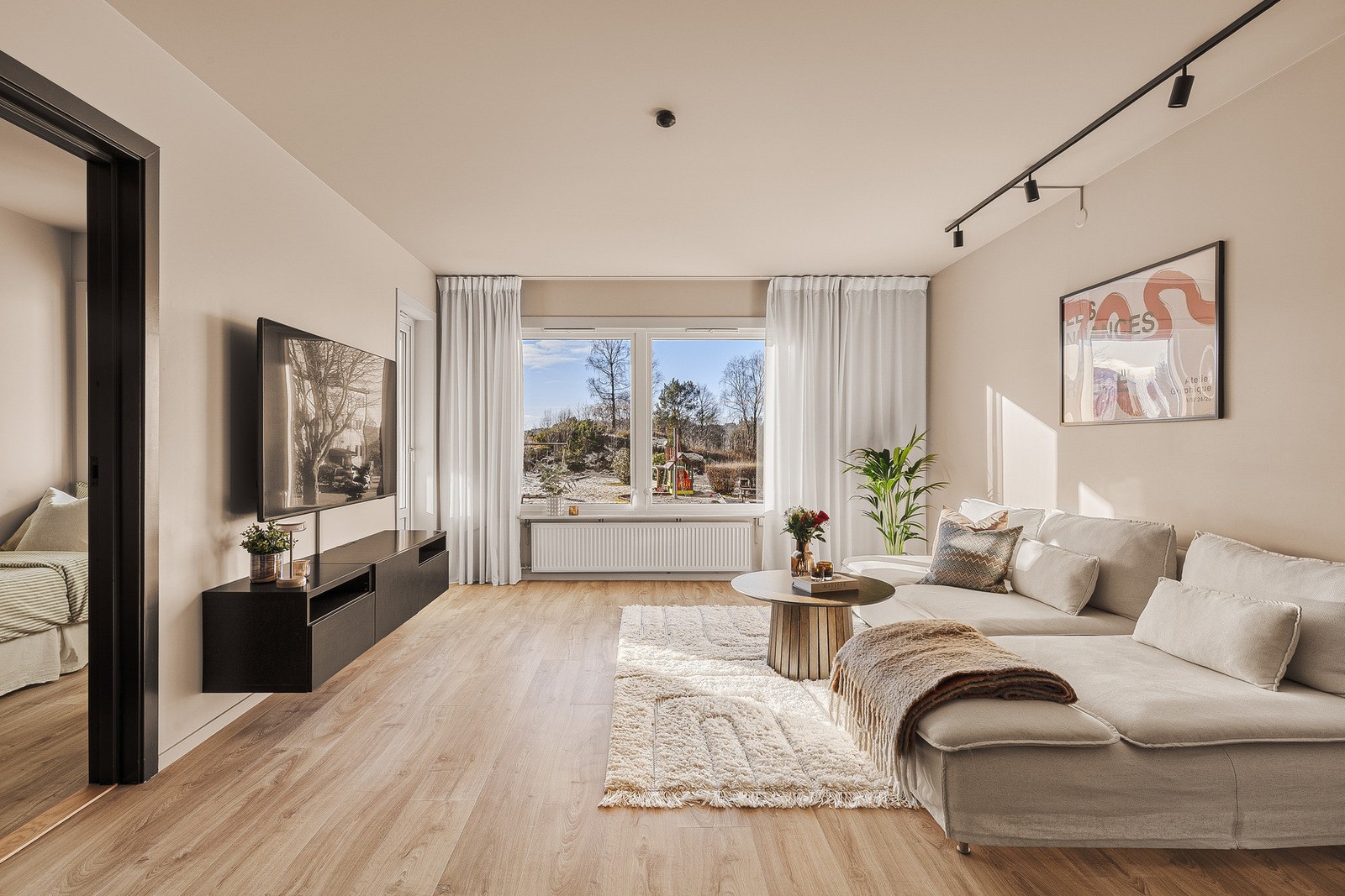 Store vindusflater ut mot grøntareal sørger for rikelig med lysinnslipp og en god atmosfære. Galleribilde