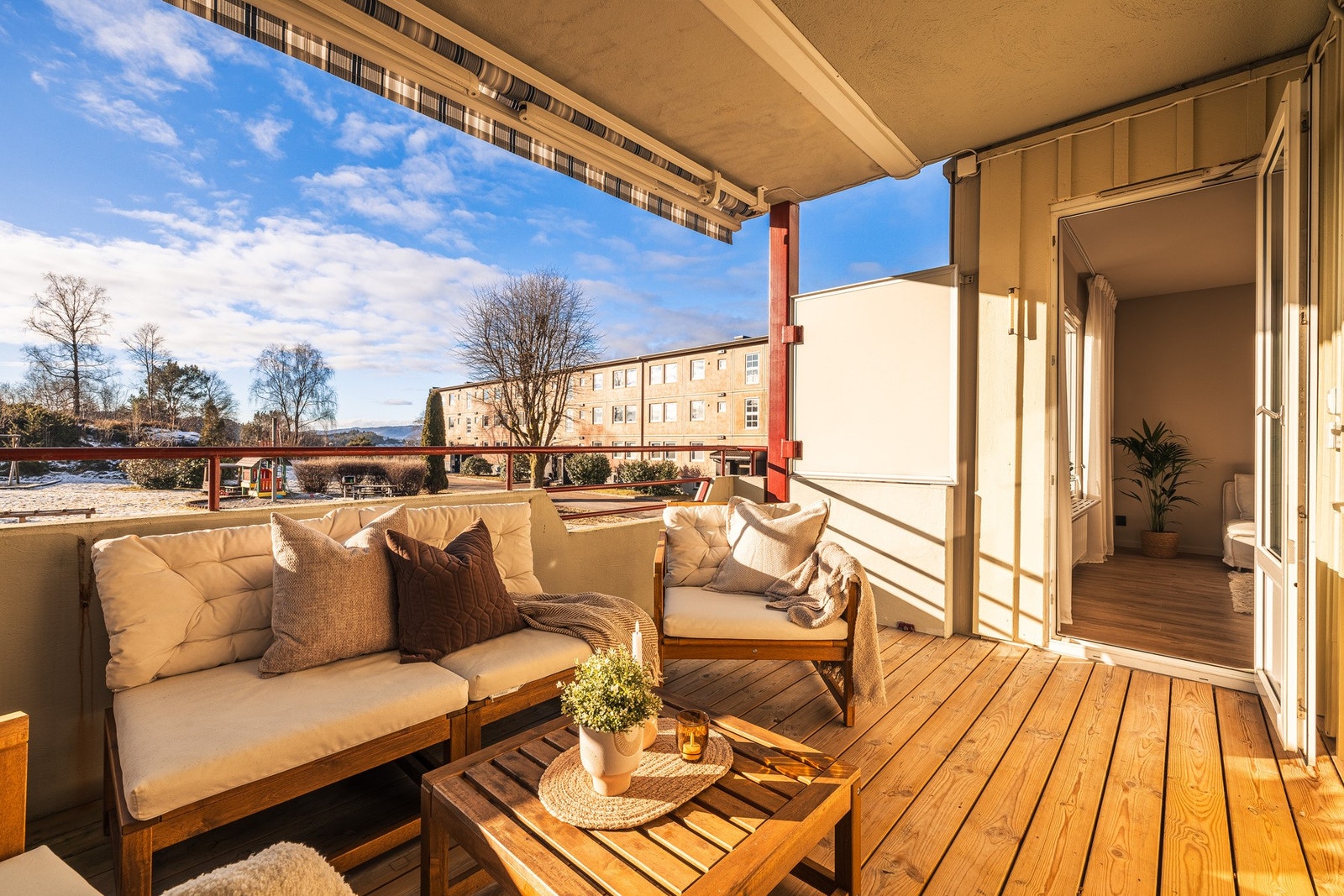 Fra stuen er det utgang til den romslige altanen. Galleribilde