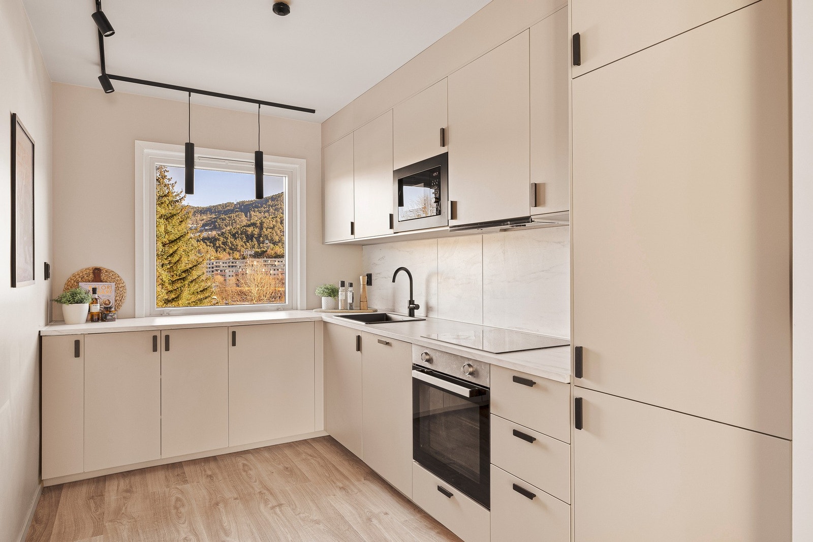 Dette er en rålekker 4-roms med kort vei til "alt" man måtte trenge i hverdagen. Galleribilde