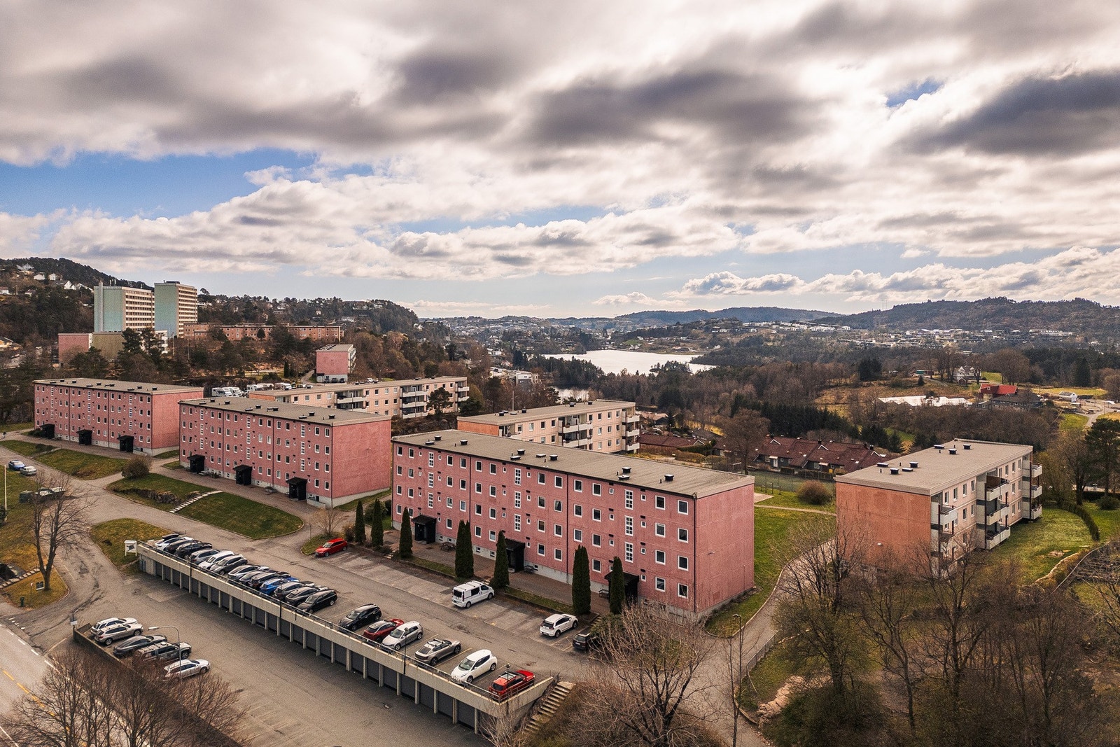 Fra inngangsdøren er det gangavstand til lekeplass, idrettsanlegg, skole, barnehage, butikk, tur- og fritidsmuligheter. Galleribilde