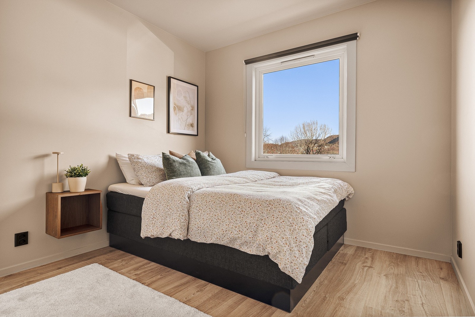 Alle rommene har plass til dobbeltseng, garderobeskap og annet ønsket møblement. Galleribilde