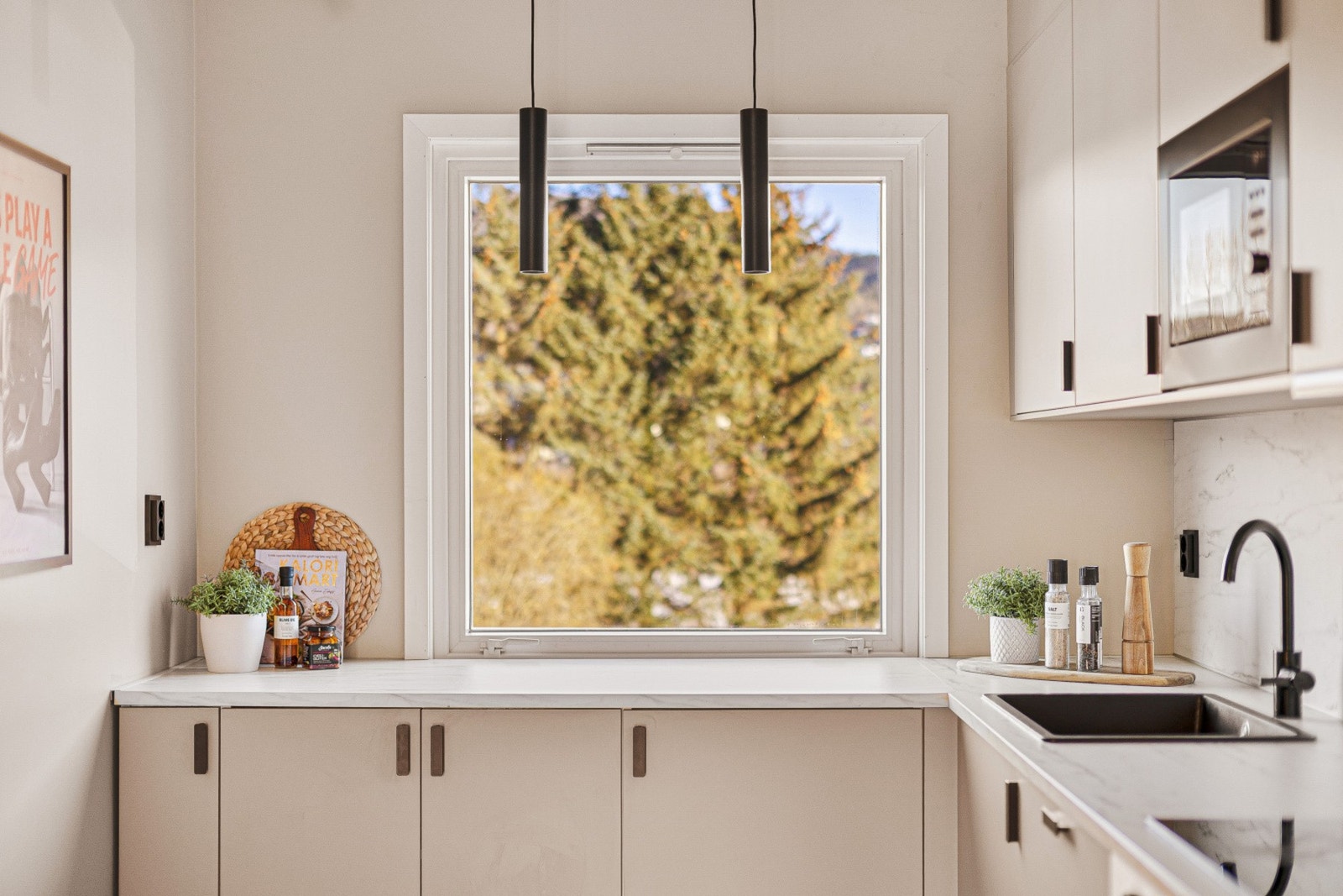 Det er malt i tilsvarende beigefarge på veggene for et sømløst uttrykk. Galleribilde