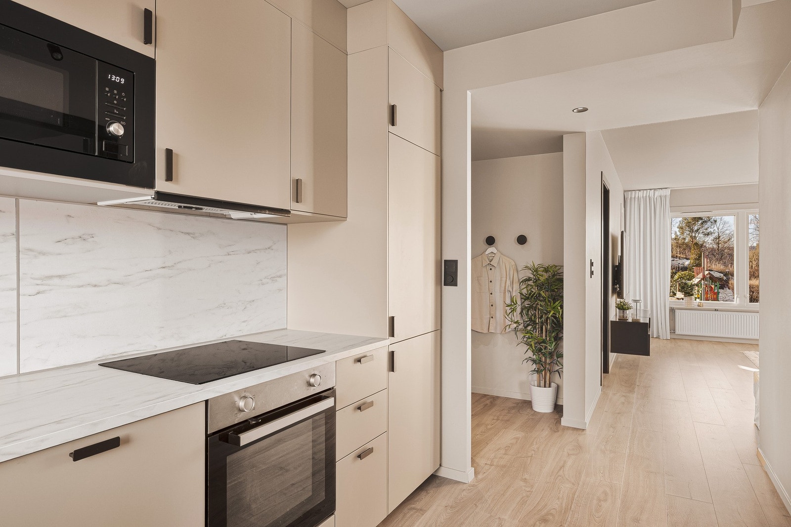 Av integrerte hvitevarer er det stekeovn, platetopp, oppvaskmaskin, mikrobølgeovn og kjøleskap/frys. Galleribilde