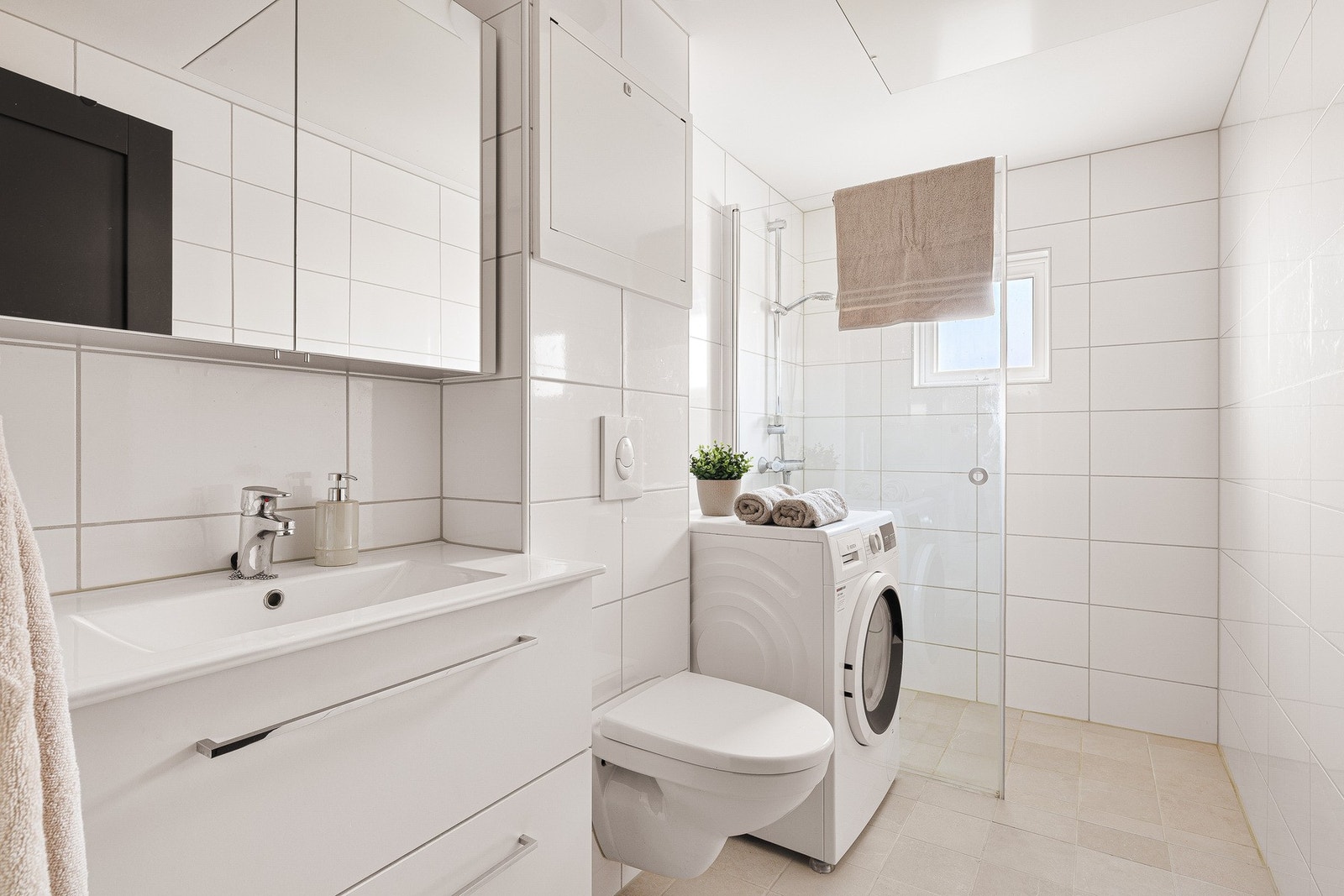 Flott og tidløst baderom. Pusset opp av fagfolk i regi av borettslaget. Galleribilde