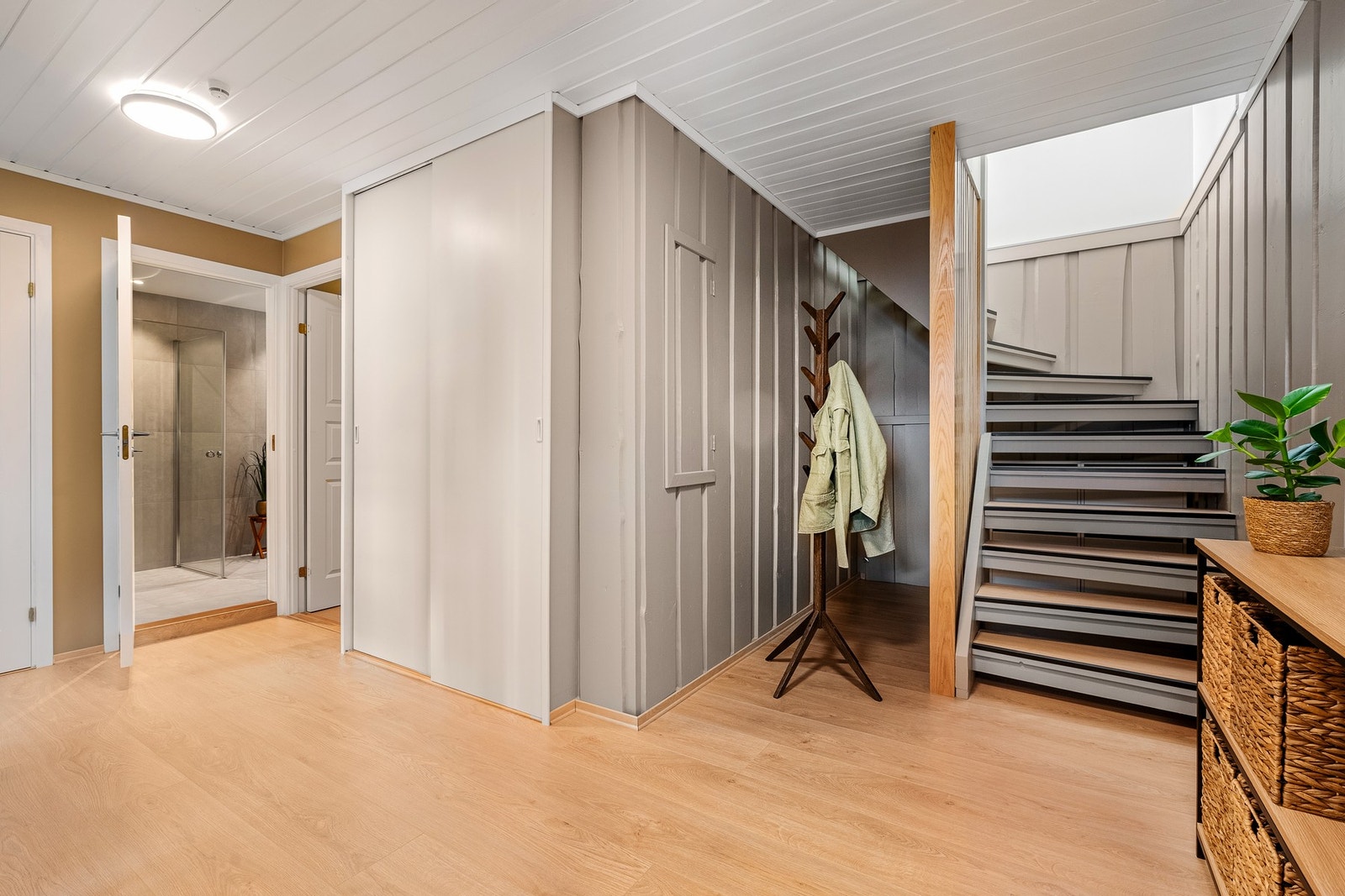 Romslig entré med gode lagringsmuligheter. Galleribilde