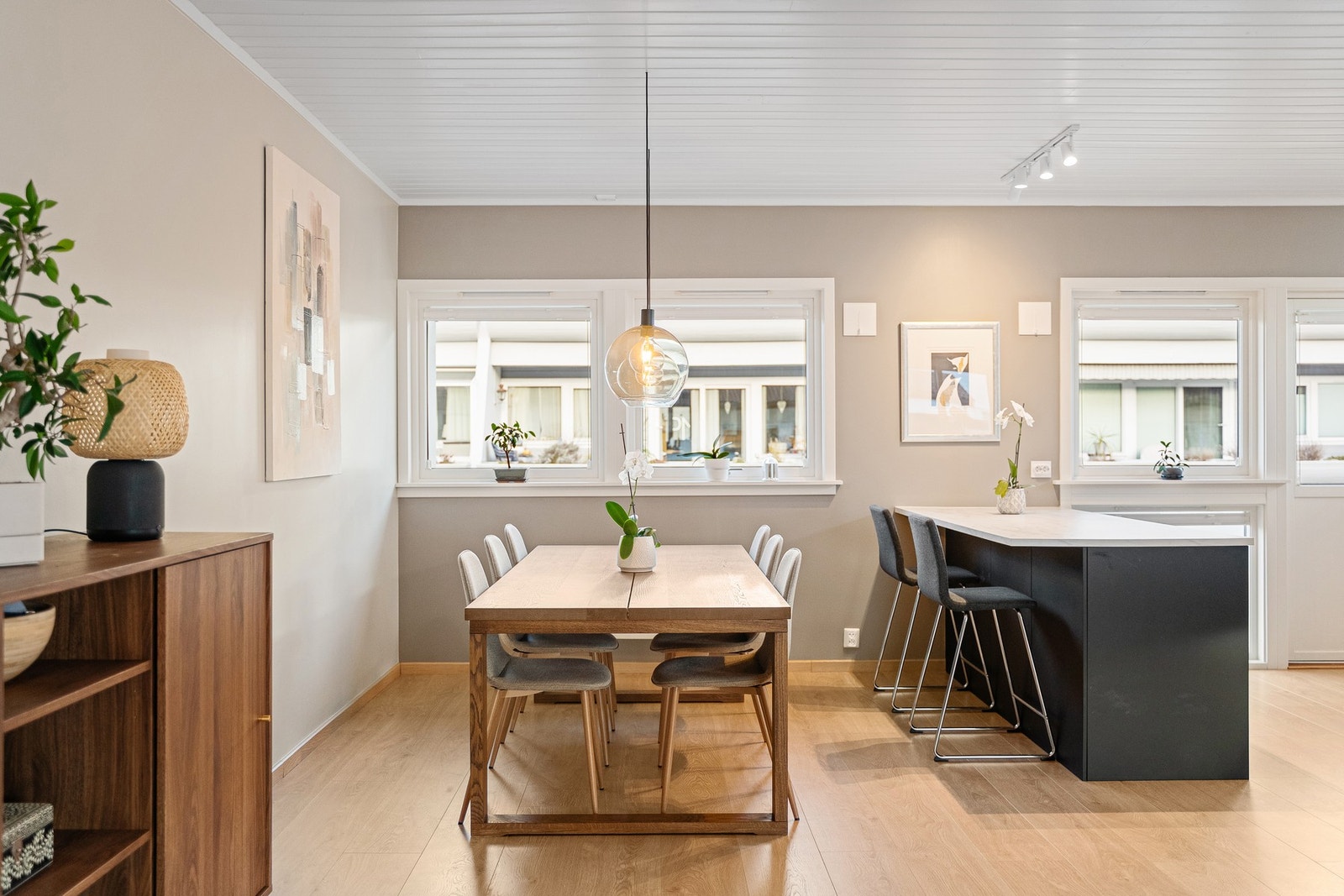 God plass til spisegruppe. Galleribilde