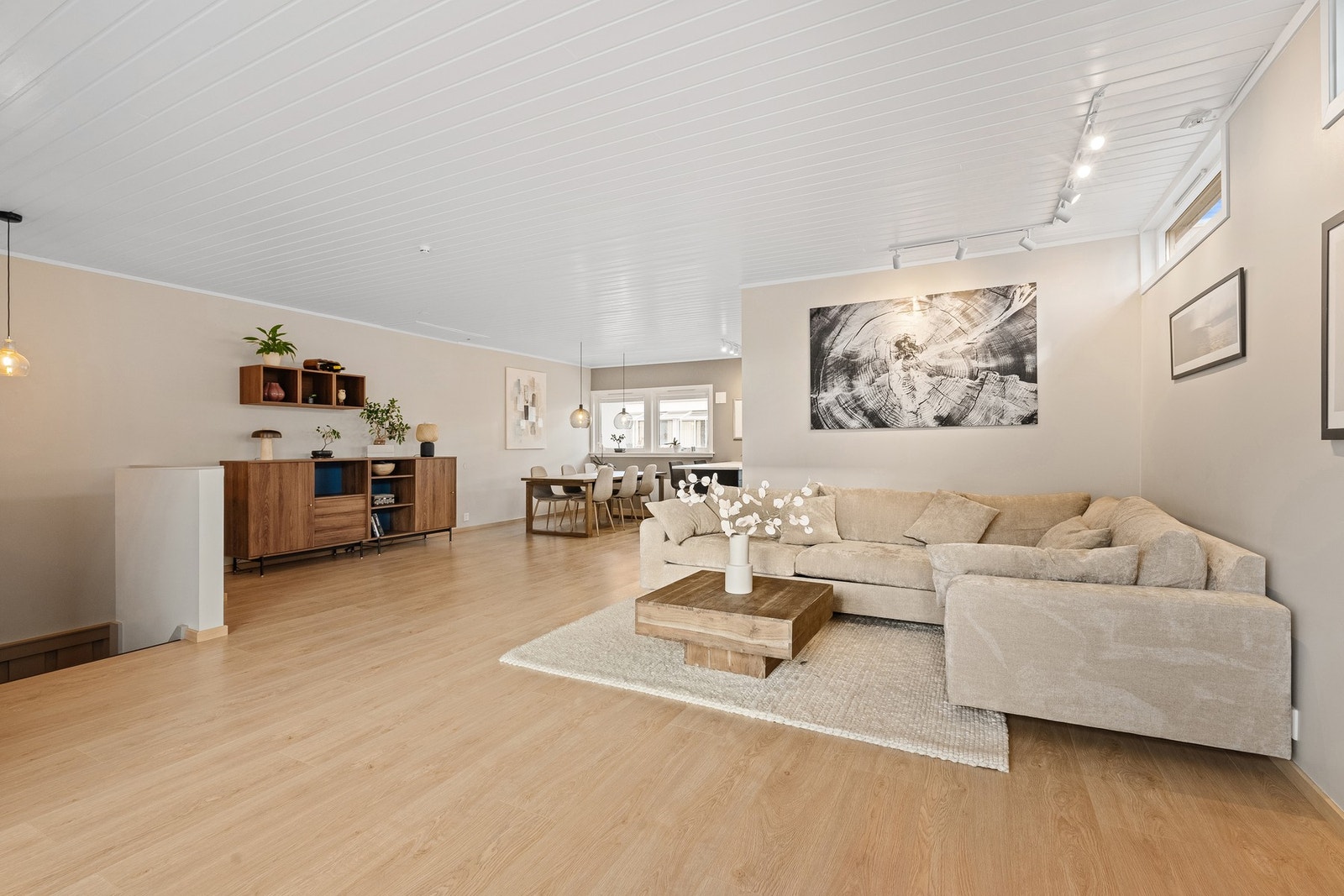 Store vindusflater kombinert med luftig takhøyde på ca. 2,55m i stue/kjøken skaper en lun og god atmosfære. Galleribilde