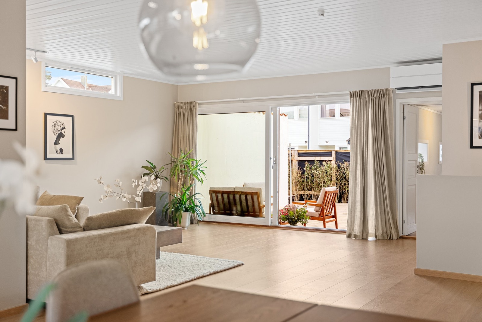 Boligens hovedetasje inneholder stue/kjøkken i åpen løsning, innredet rom (ikke byggemeldt/godkjent) samt utgang til solrik, sørvendt terrasse Galleribilde