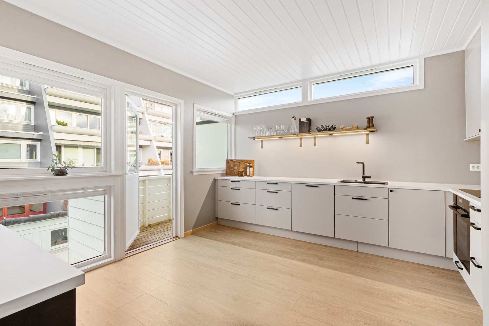 Lekkert kjøkken med god skap- og benkeplass. Galleribilde