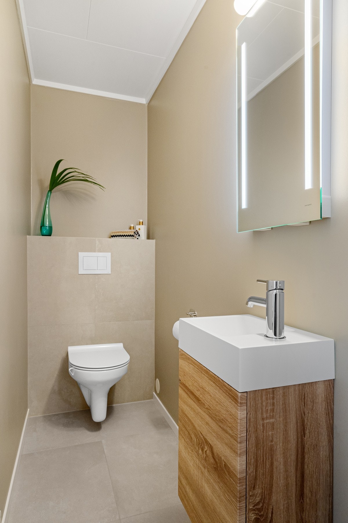 Toalettrom i samme lekre utførelse som badet. Galleribilde