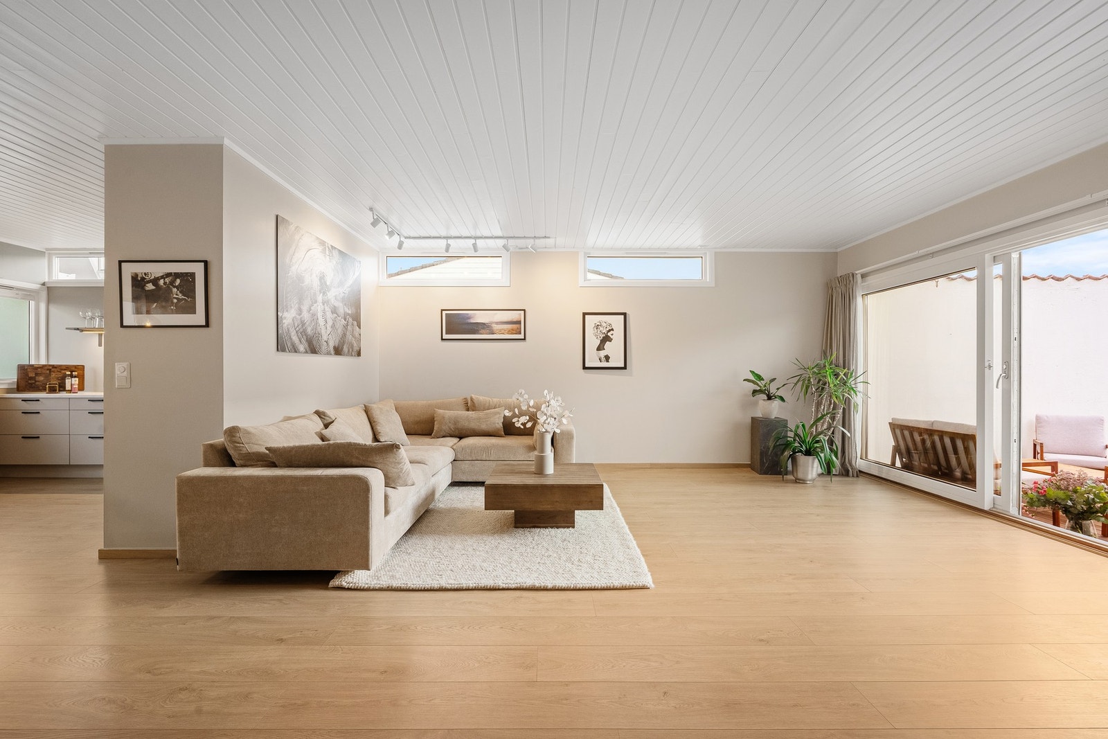 Stuen er romslig og kan enkelt møbleres i ulike soner. Galleribilde