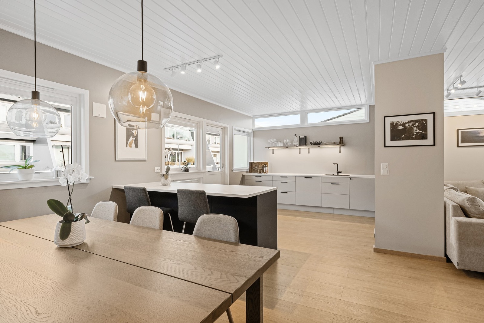 Åpen løsning mellom kjøkken og spiseplass, perfekt for sosiale sammenkomster Galleribilde