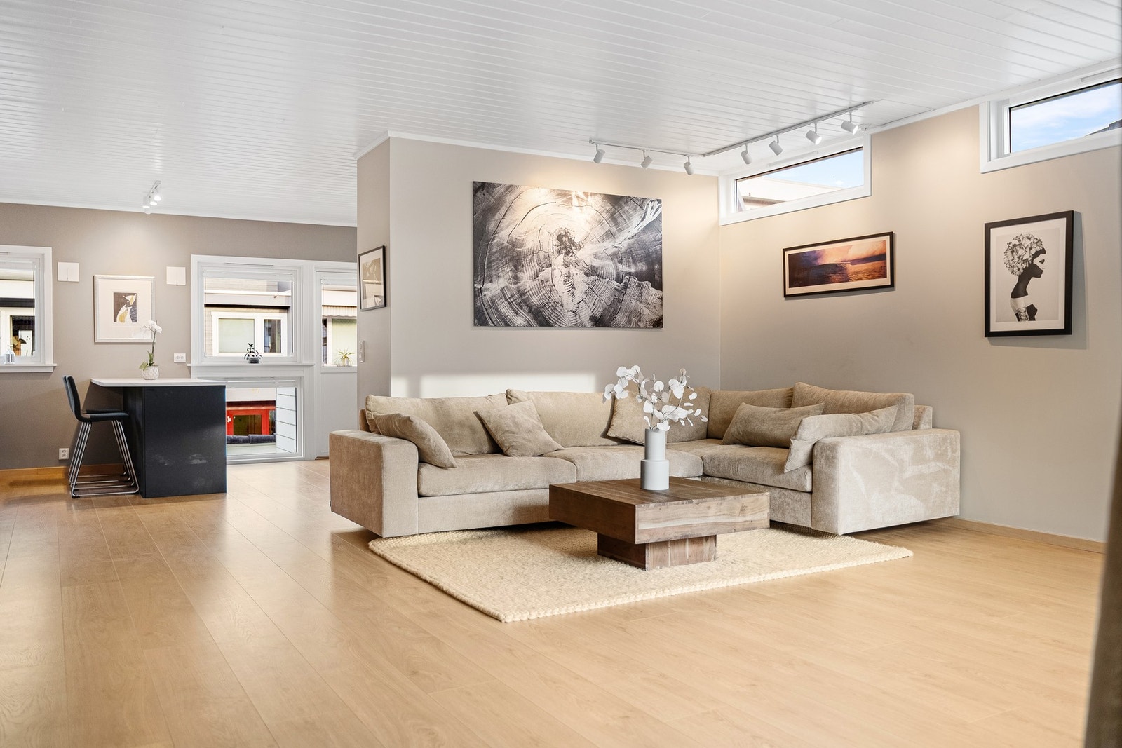 Åpent og sosialt mellom stuen, spisegruppen og kjøkkenet. Galleribilde