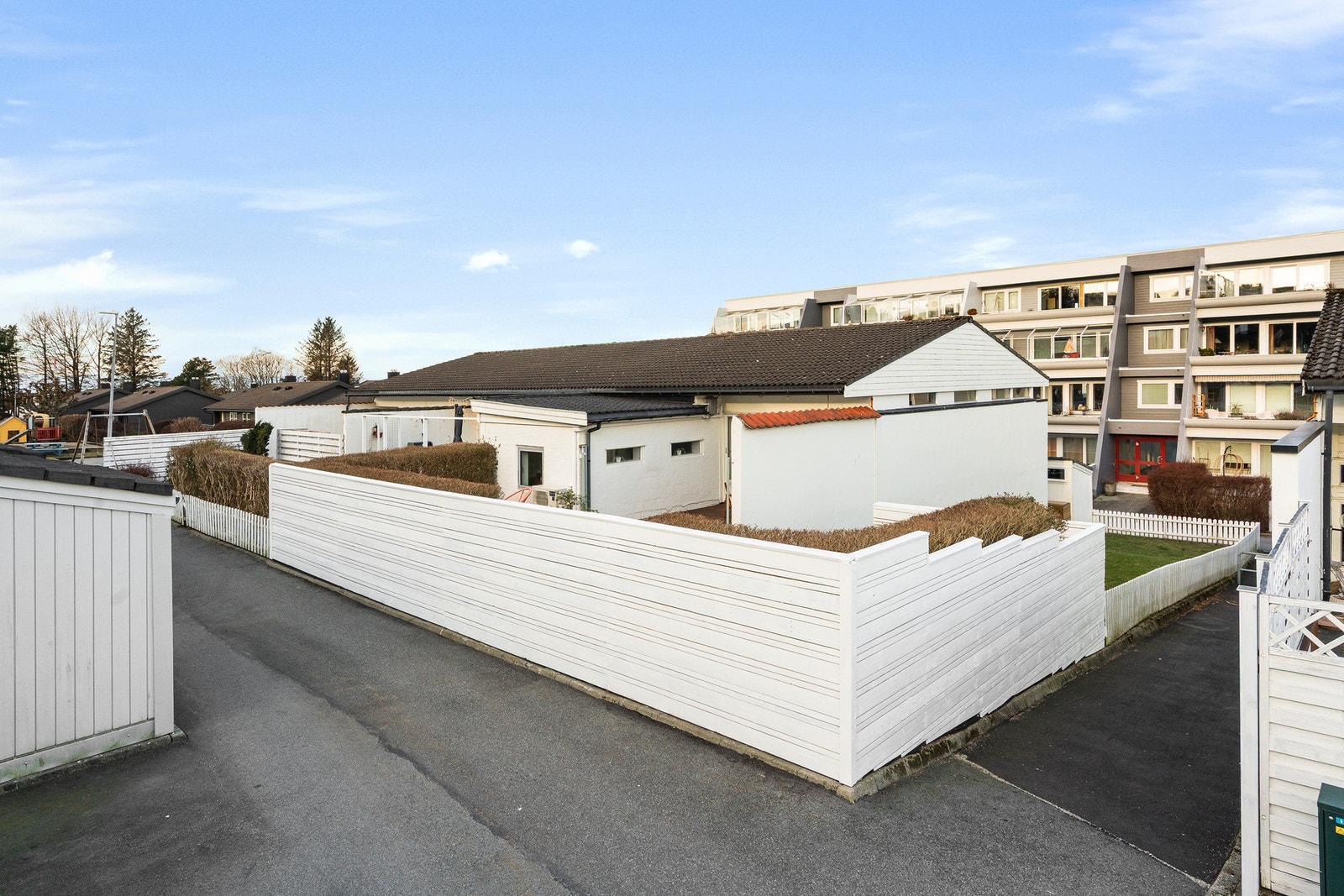 Pent opparbeidet eiendom med stor, solrik terrasse og hage. Galleribilde