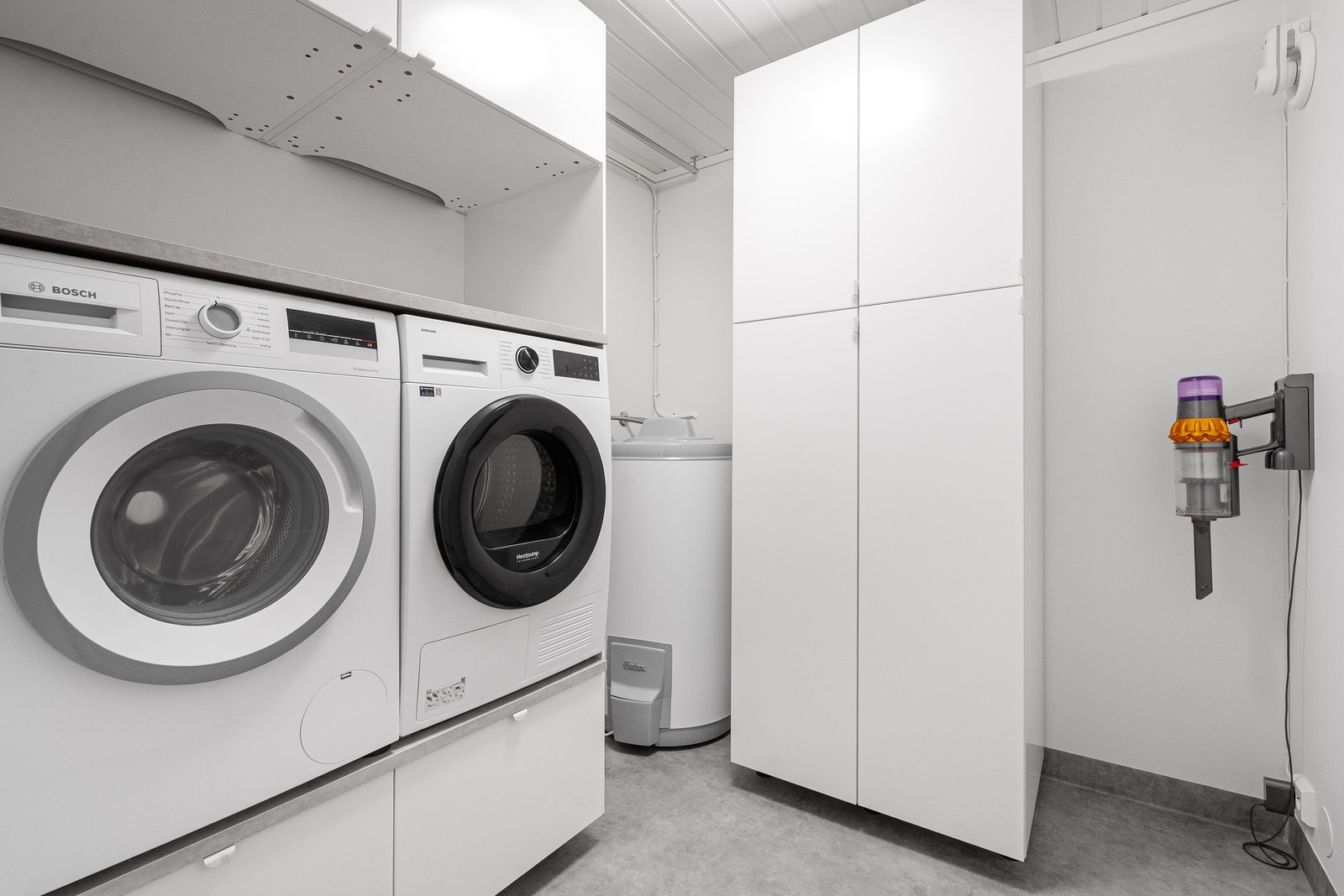 Meget praktisk og funksjonelt vaskerom. Varmtvannsbereder på 200 liter fra 2023. Galleribilde