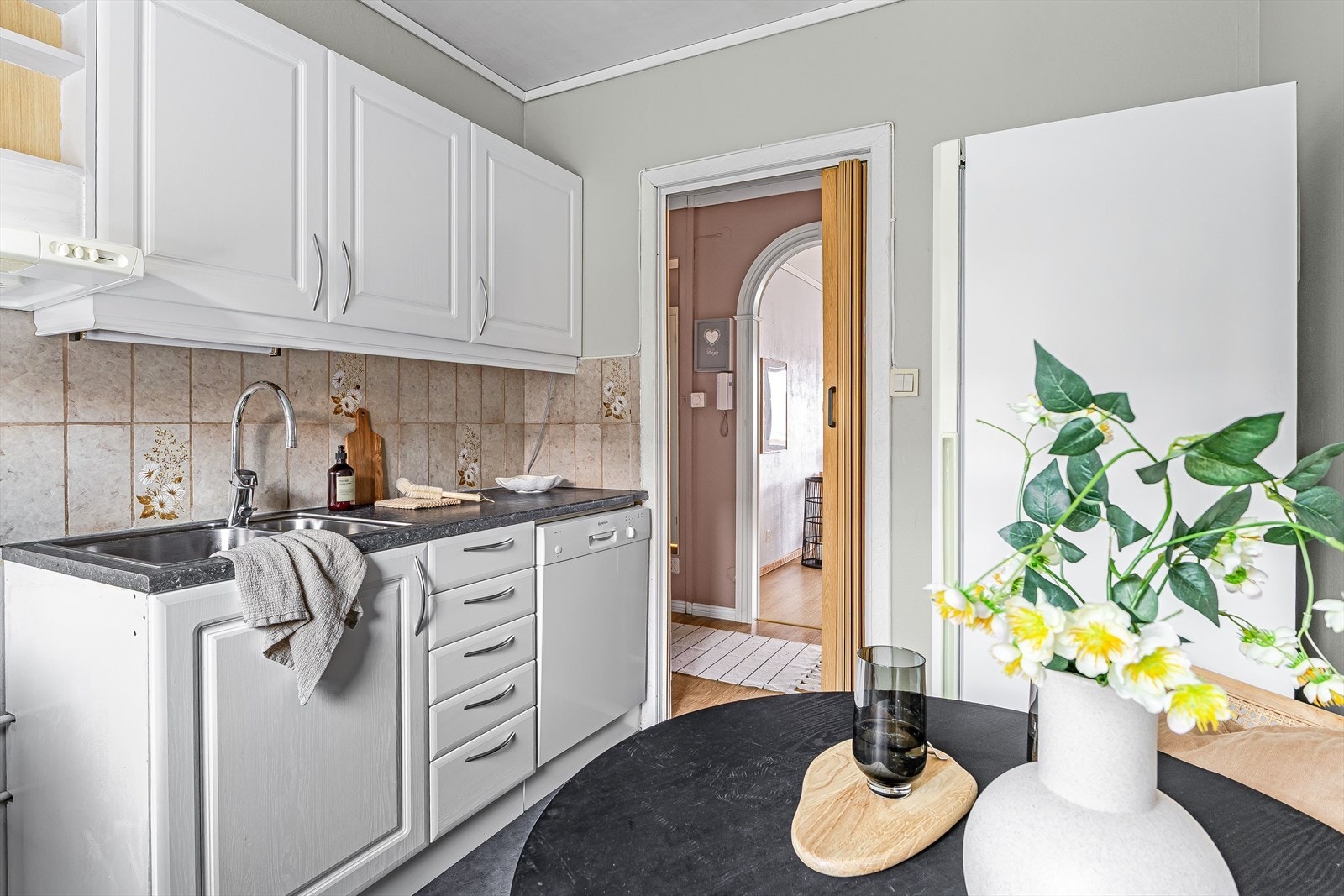 Kjøkkeninnredning med profilerte fronter og laminat benkeplate Galleribilde