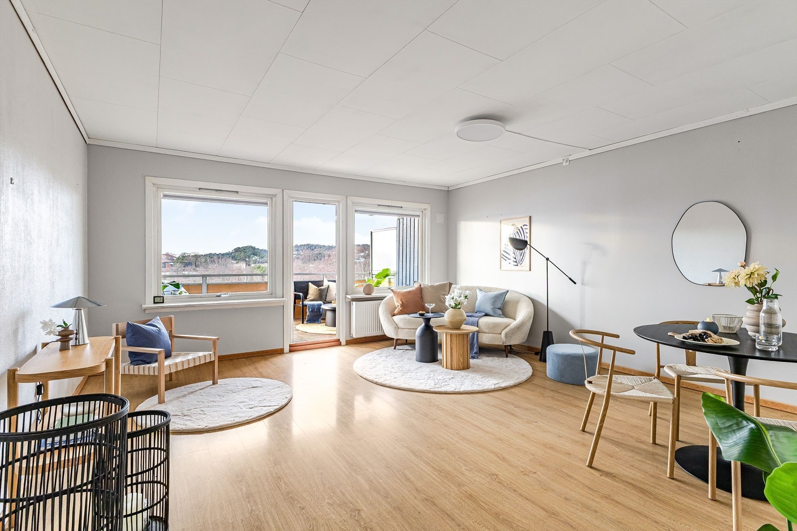 Vi beveger oss inn i hjerte av boligen | Romslig stue med utgang til balkongen Galleribilde