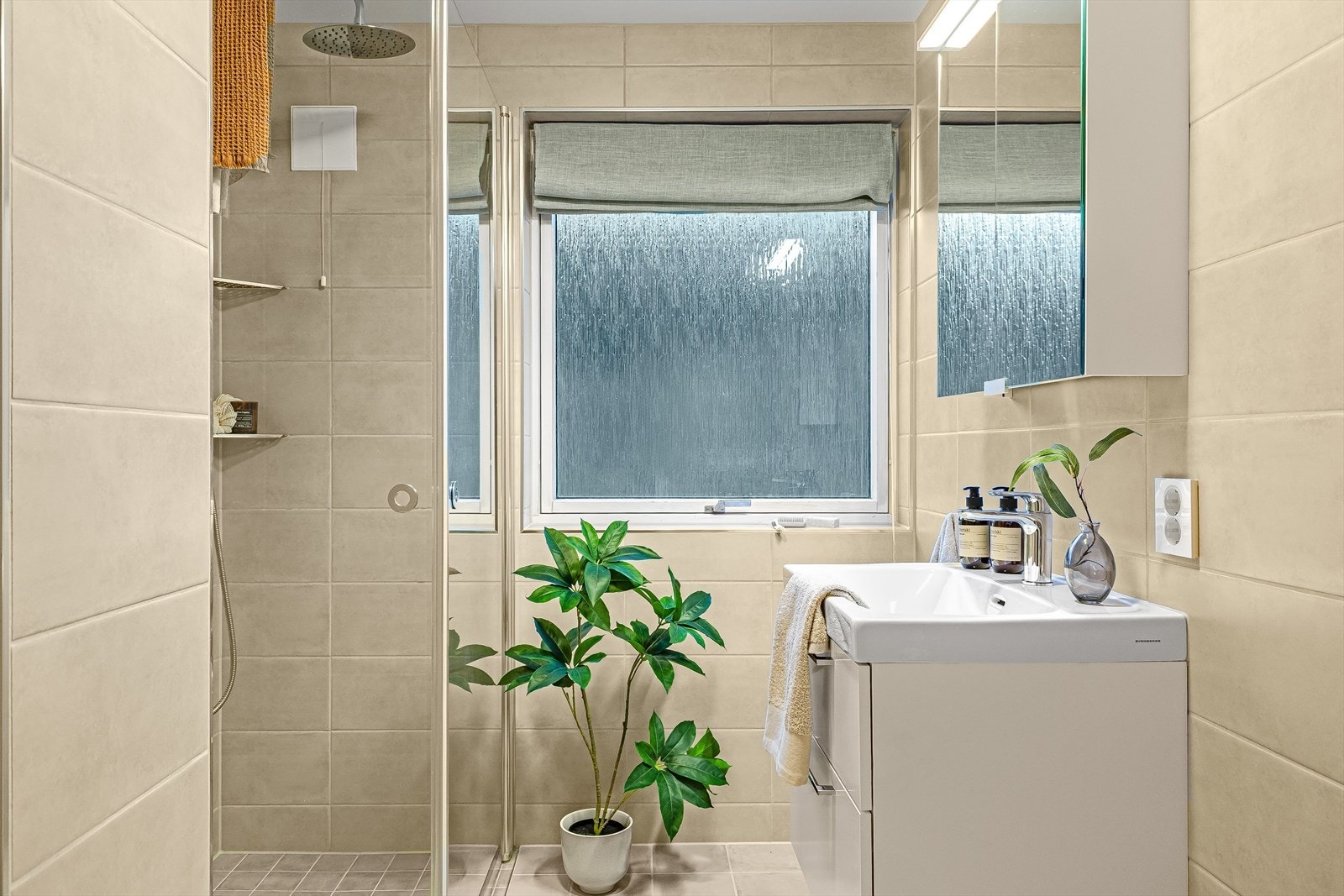 Helfliset bad med varme i gulv | Dusjnisje og servant i møbel Galleribilde