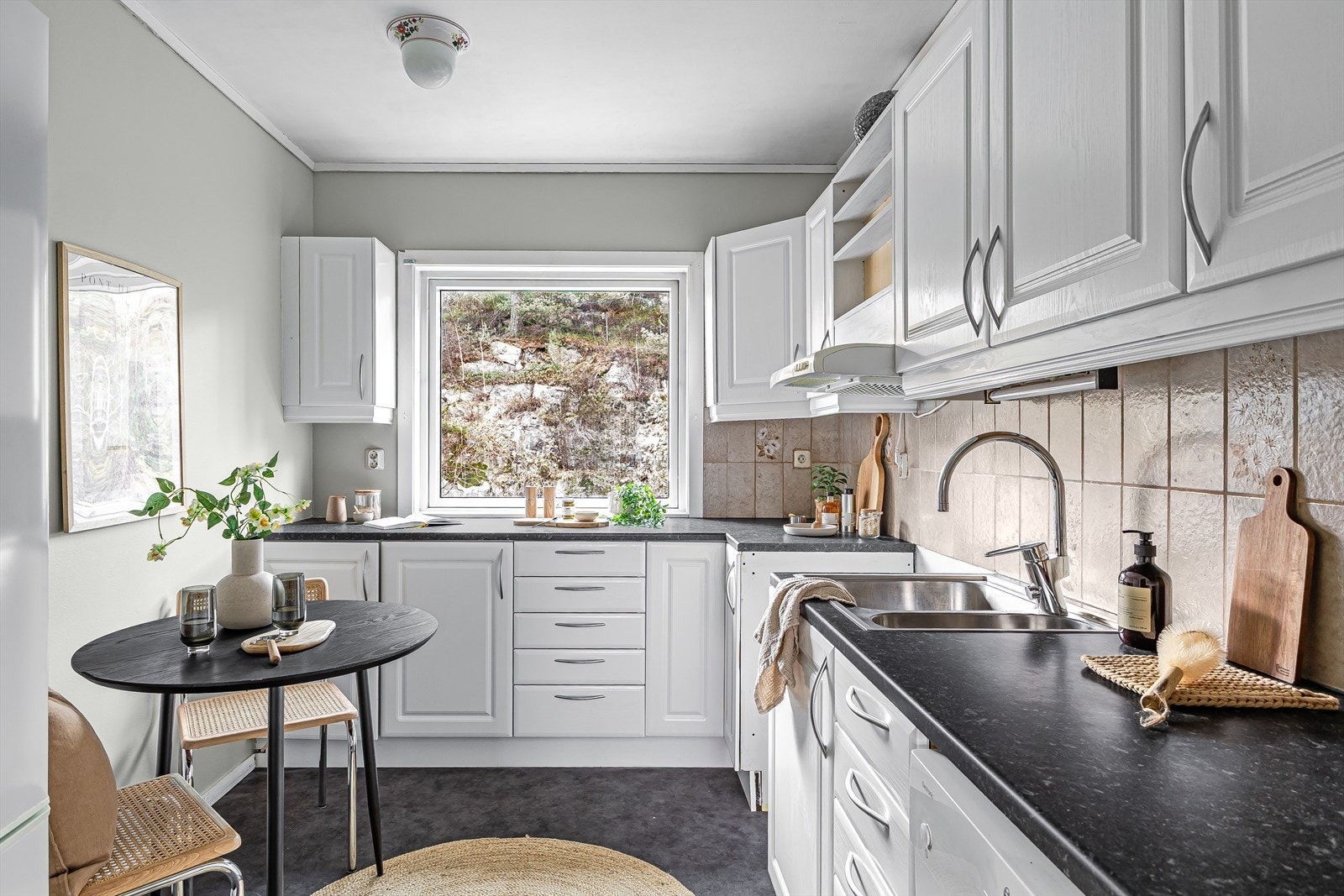 Lyst og pent kjøkken med god skap- og benkeplass Galleribilde