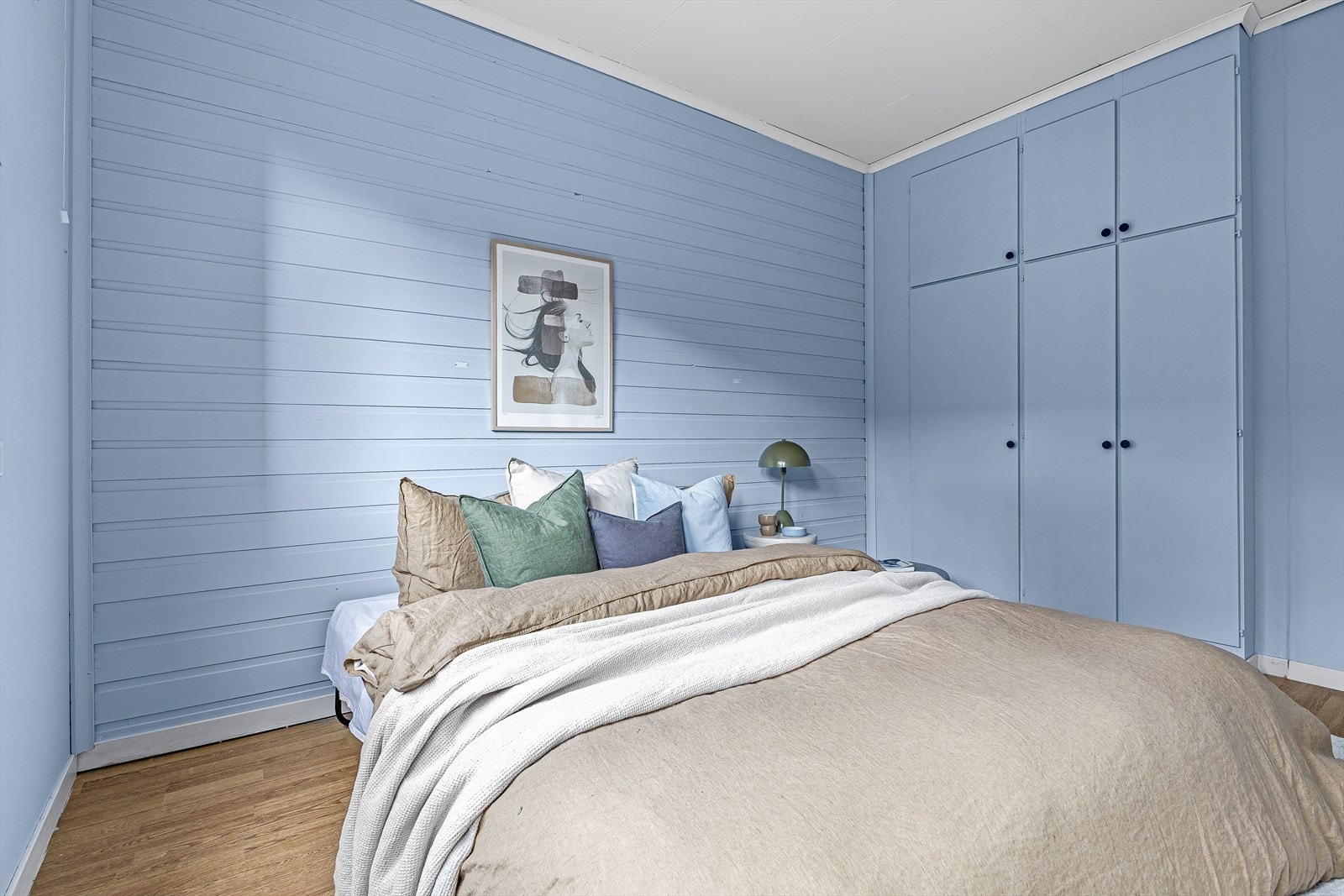 Soverommet inneholder en praktisk garderobeløsning Galleribilde