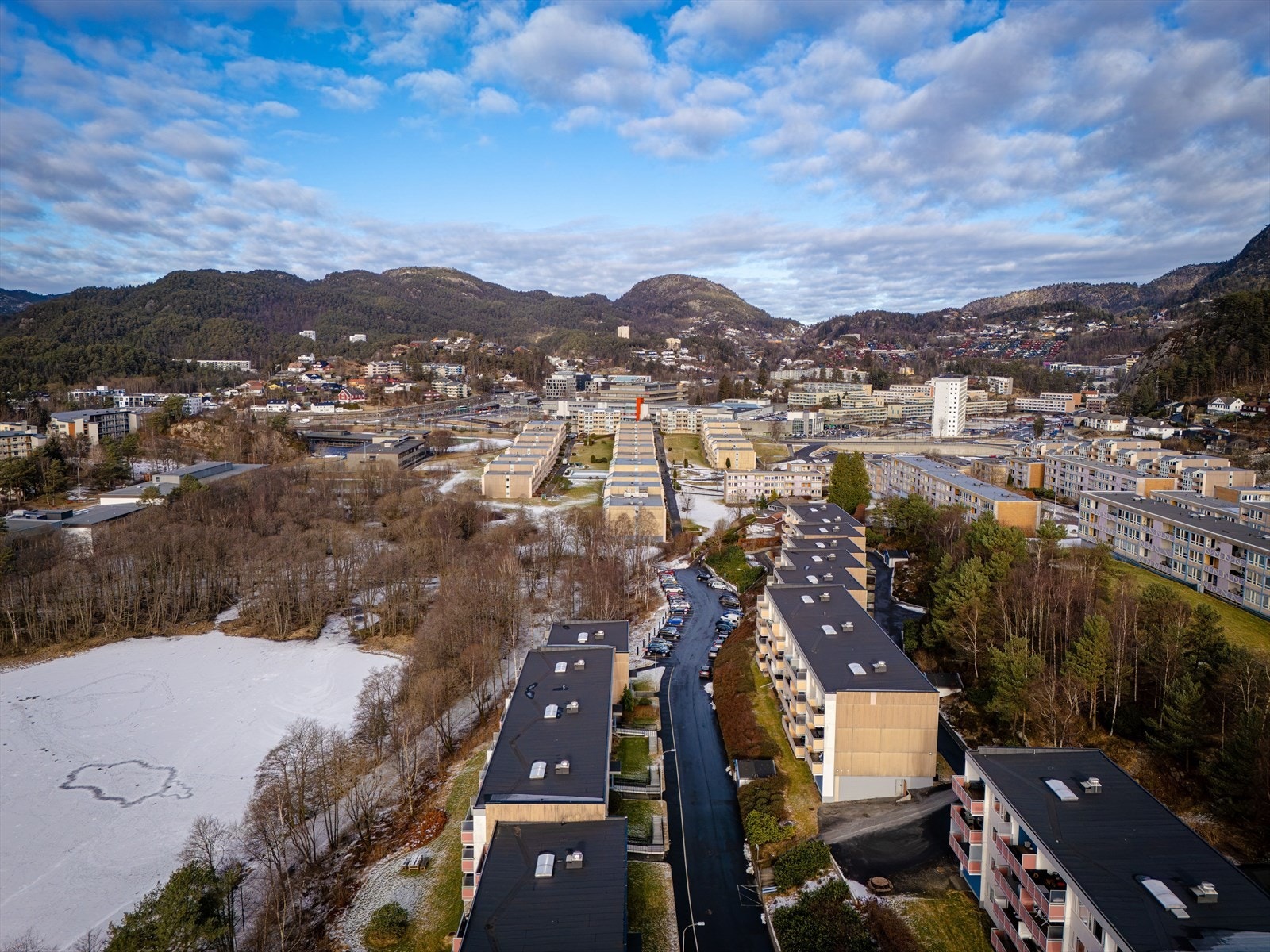 Området byr på mye flott natur og det er kort vei til flere turstier og fjellområder. Galleribilde