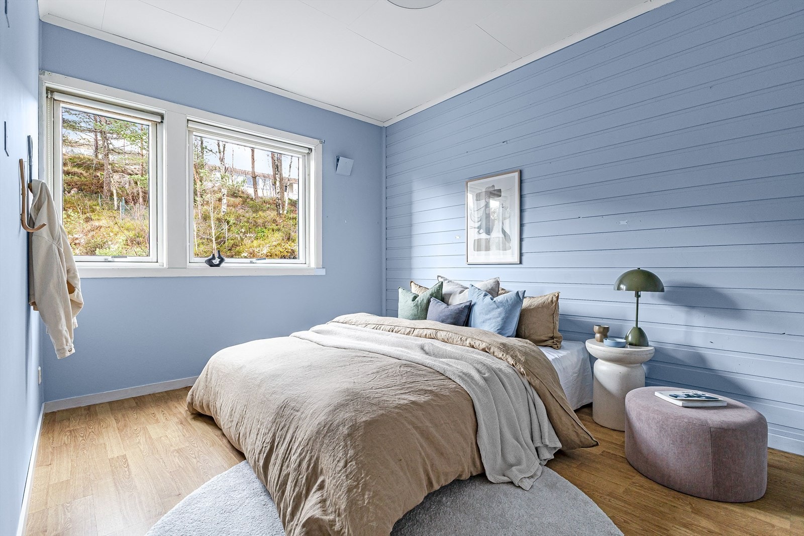 Leilighetens hovedsoverom er lyst og måler 11kvm Galleribilde