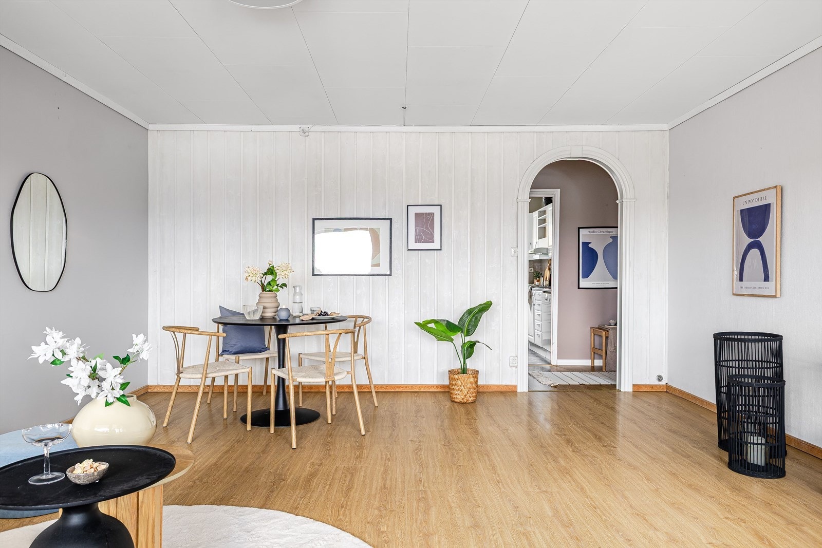 Stuen oppleves luftig og har en fin utforming som gjør det enkelt å innrede i ulike soner Galleribilde