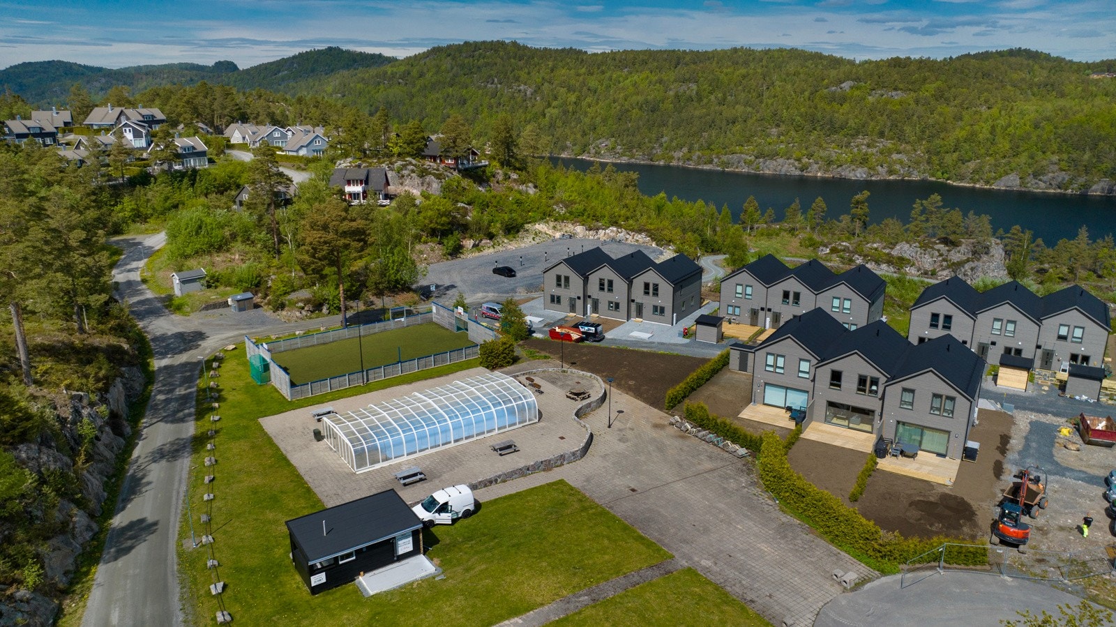 Fritidsboligene har en behagelige jordfarger som glir inn i de nydelige omgivelsene. Galleribilde