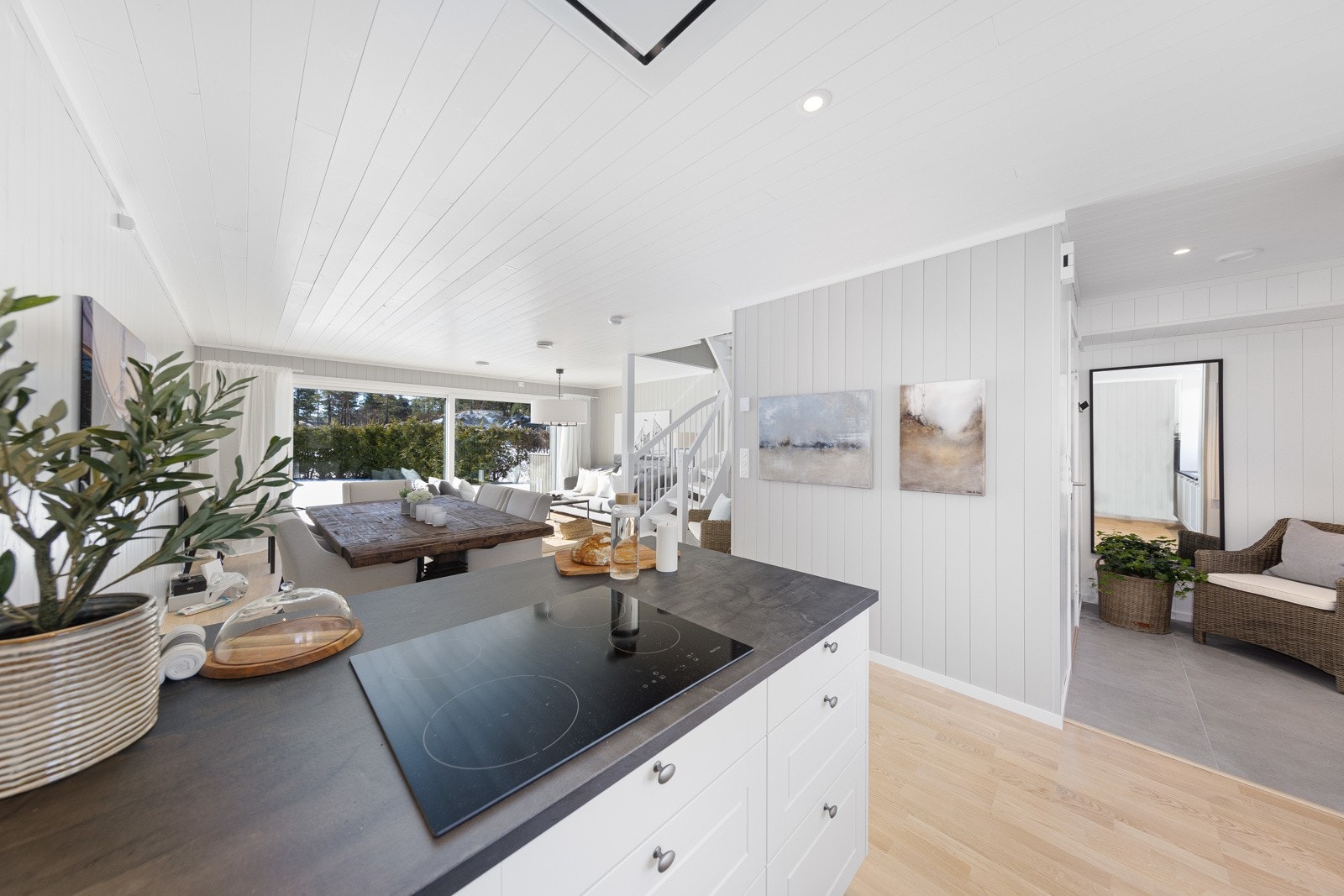 Her kan man holde gjestene med selskap samtidig som man står og lager mat. Galleribilde