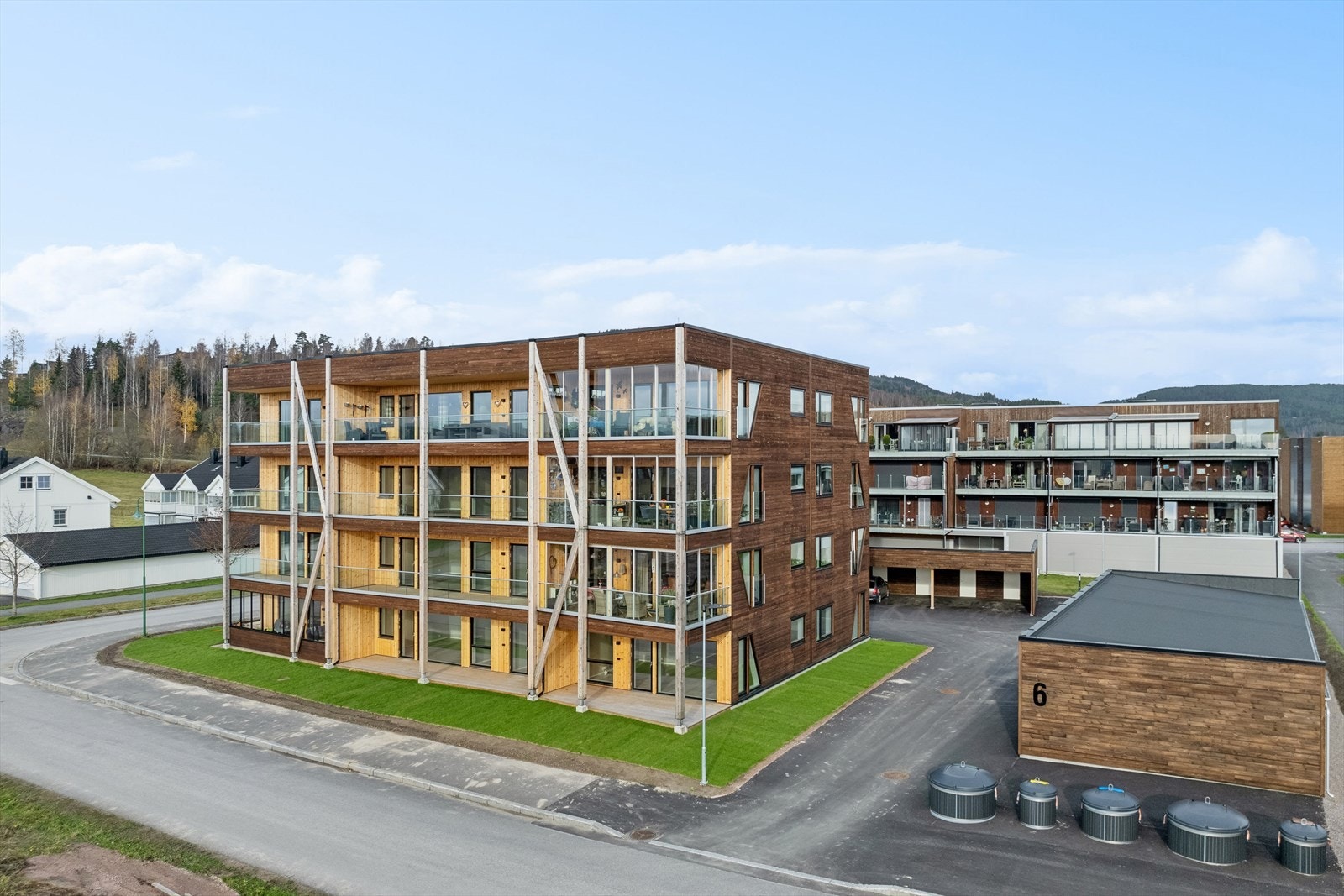 Det medfølger parkeringsplass i carport og sportsbod. Galleribilde