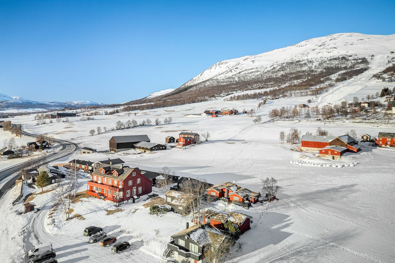 Storhornet og inngangen mot Gjevilvassdalen i horisonten. Nydelige turområder sommer som vinter. Galleribilde