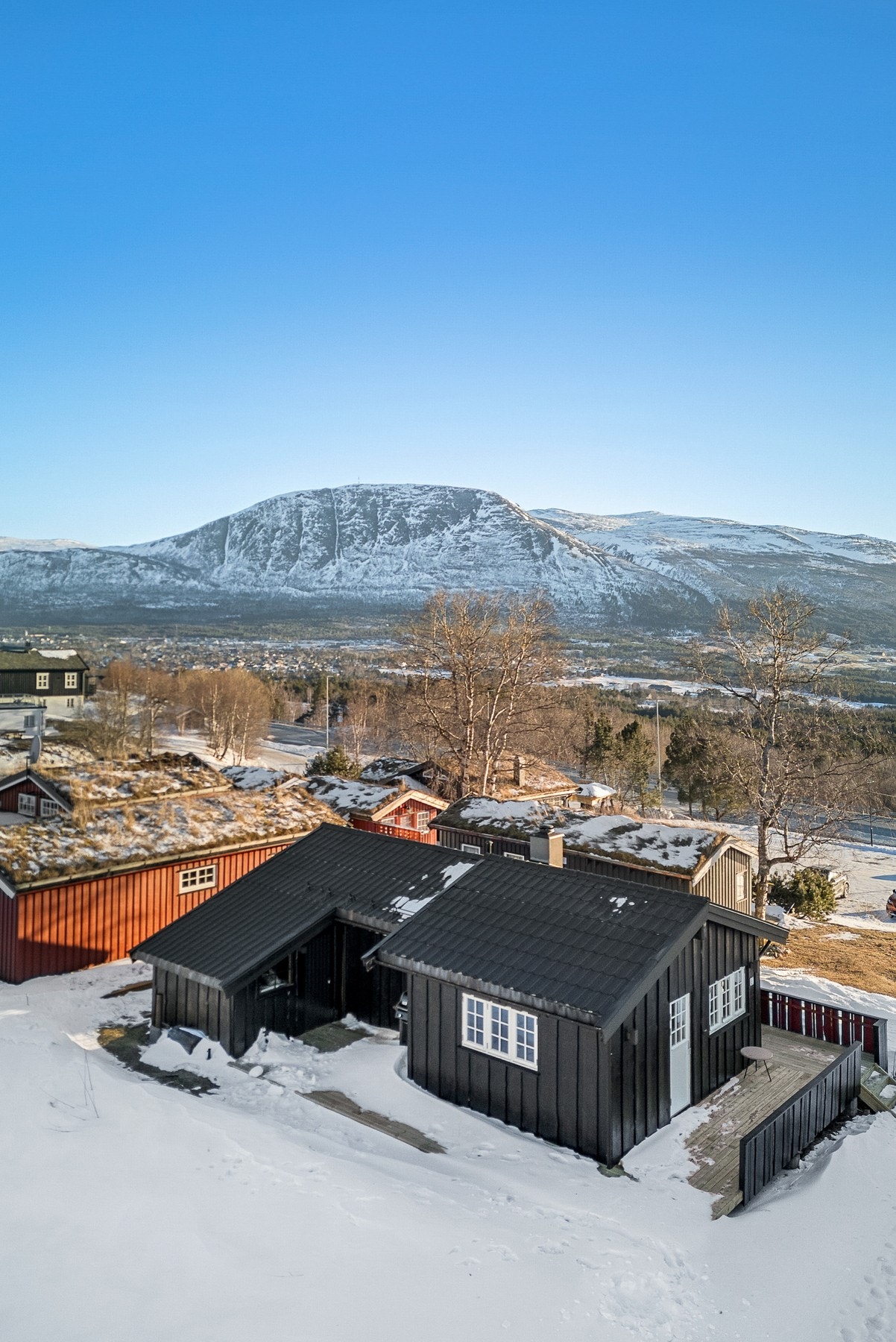Allmannberget i bakgrunn er en populær topp for turer sommer som vinter. Galleribilde