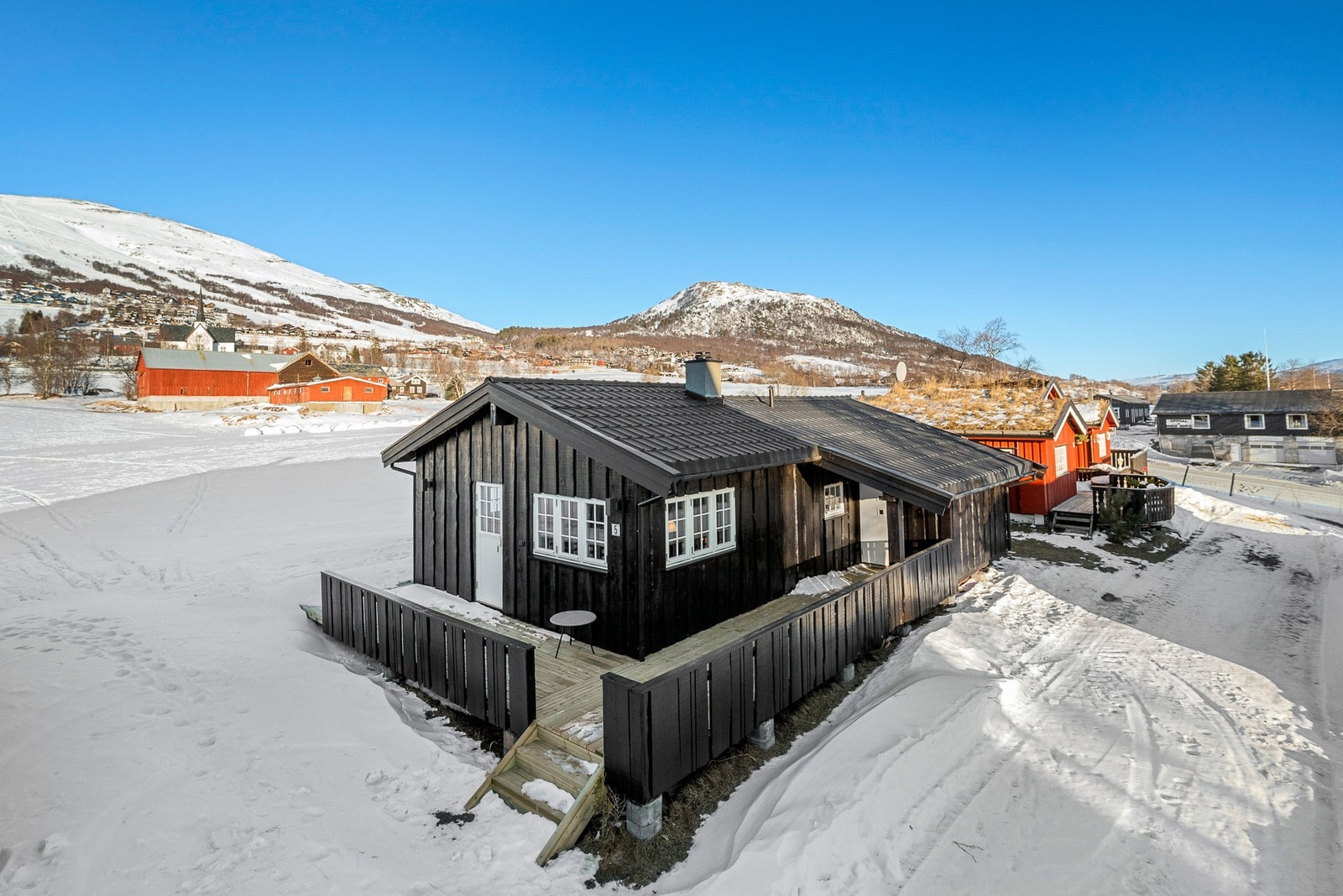 Hytta ligger fint i feltet og har en stor usjenert terrasse. Galleribilde