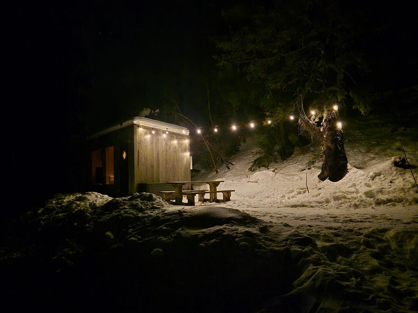 Ta deg et forfriskende isbad i Fisketjern og varm deg i badstuen etterpå Galleribilde