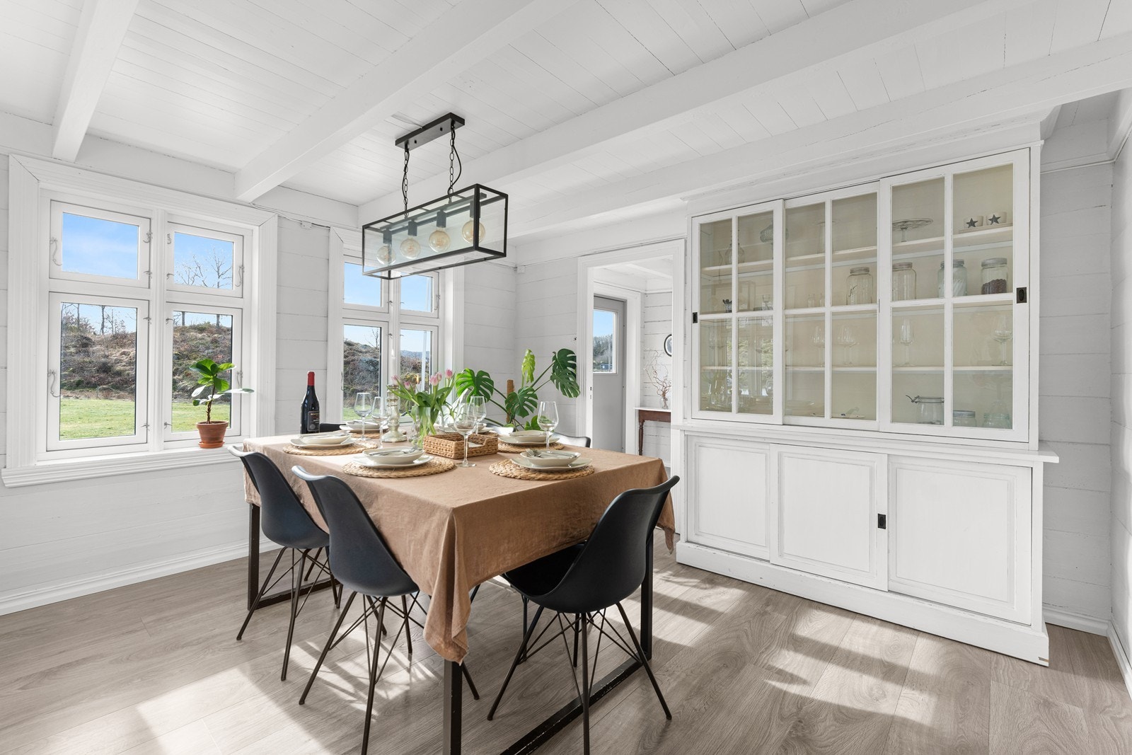 Spisestue i tilknytning til kjøkkenet. Galleribilde