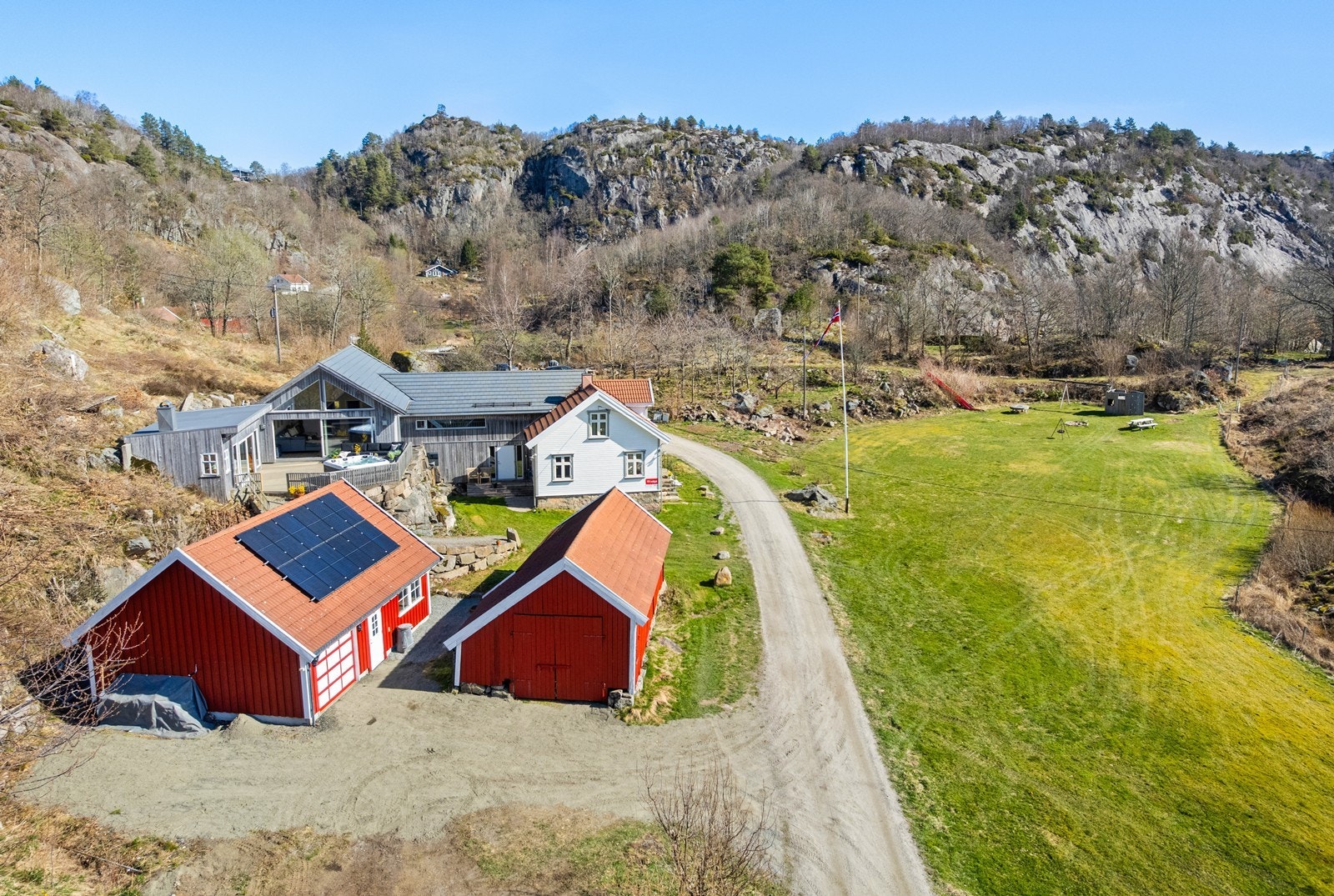 Solfangere på garasjetaket. Galleribilde