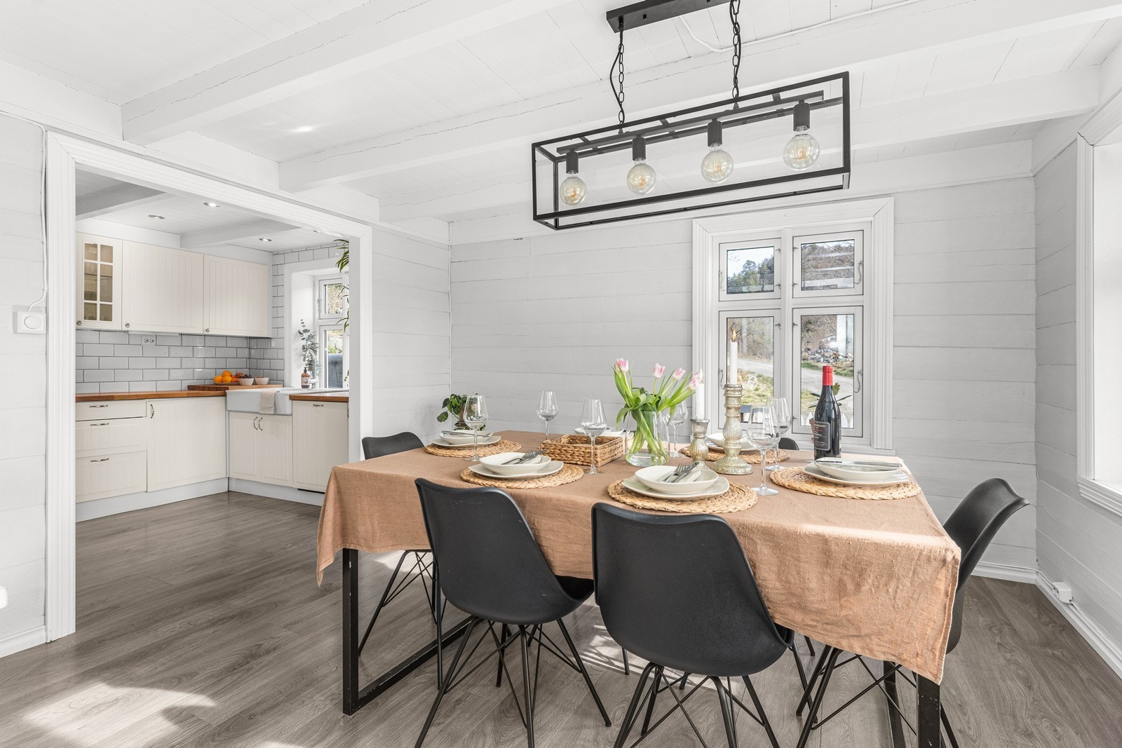 God plass til storfamilie og gjester. Galleribilde