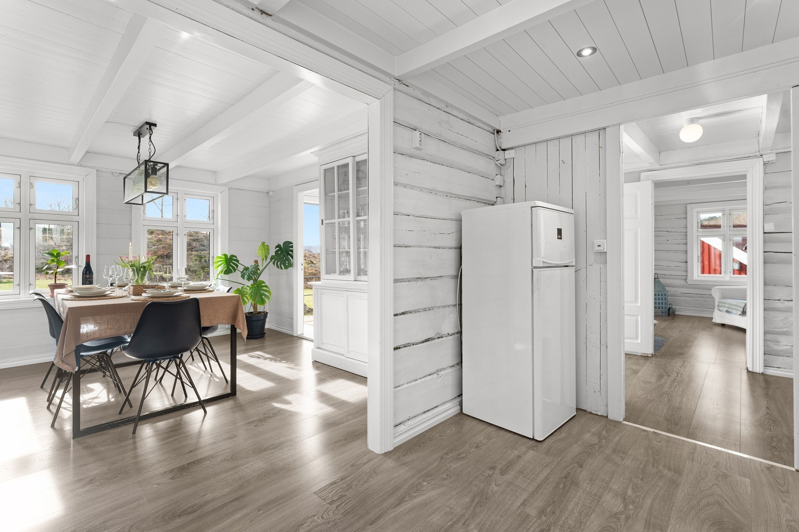 Fra kjøkken mot spisestue og midtgang. Galleribilde