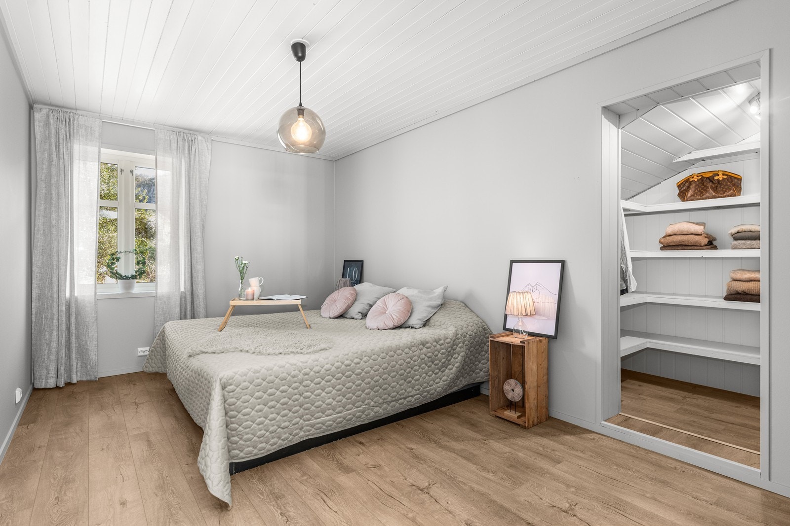 Stort hovedsoverom med garderoberom. Galleribilde