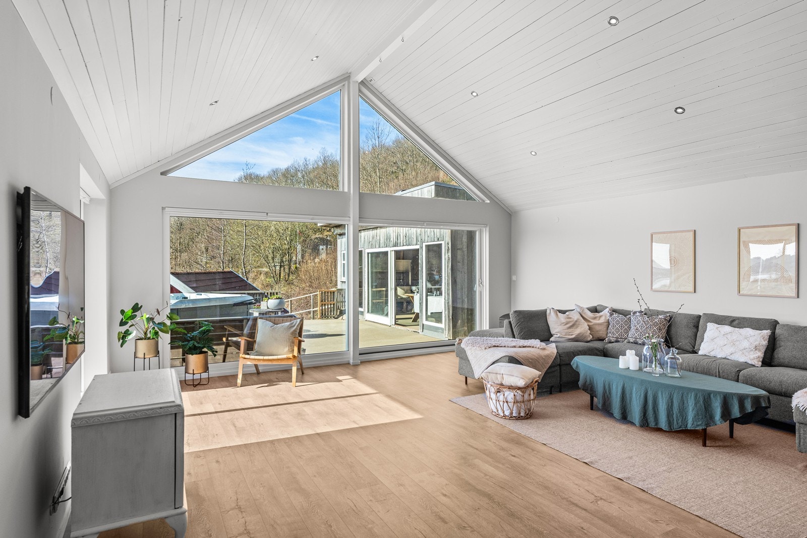 Utgang til terrasse med hagestue. Galleribilde