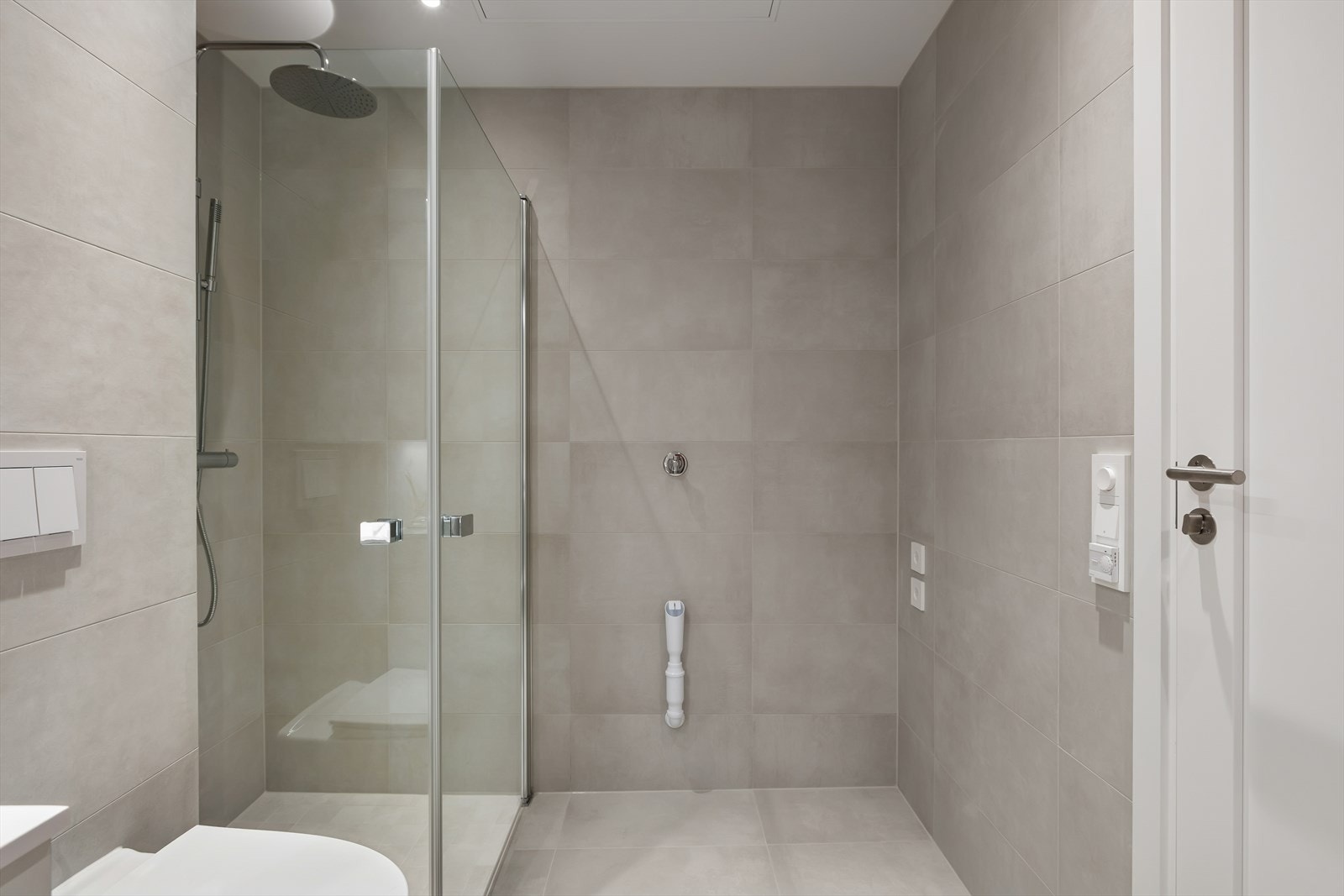 Baderomsinnredningen har god oppbevaringsplass, servant og speilskap med integrert belysning. Galleribilde