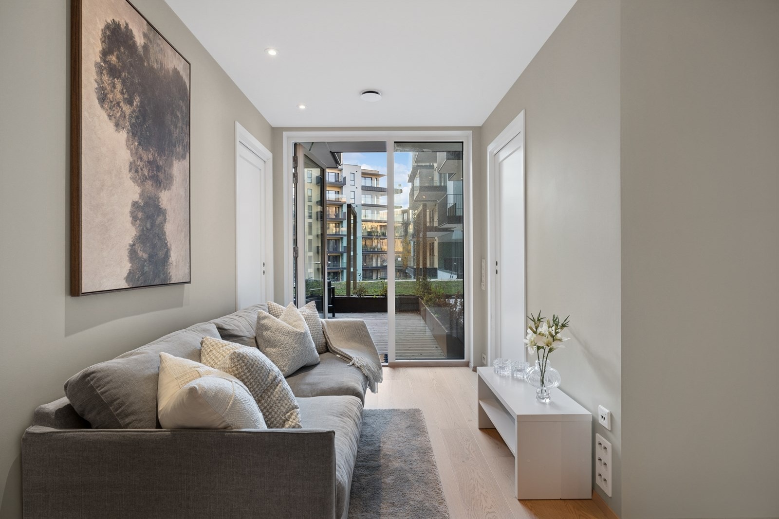 Store vindusflater fra gulv til tak slipper inn rikelig med dagslys og skaper en behagelig atmosfære. Møblene i leiligheten kan medfølge om ønskelig. Galleribilde