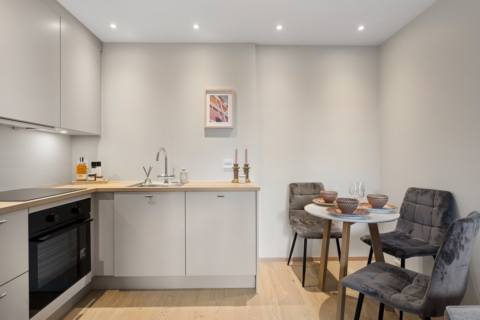 Det er integrerte hvitevarer som kjøl/frys, oppvaskmaskin, koketopp og stekeovn - alt du trenger for en praktisk og enkel kjøkkenhverdag. Galleribilde