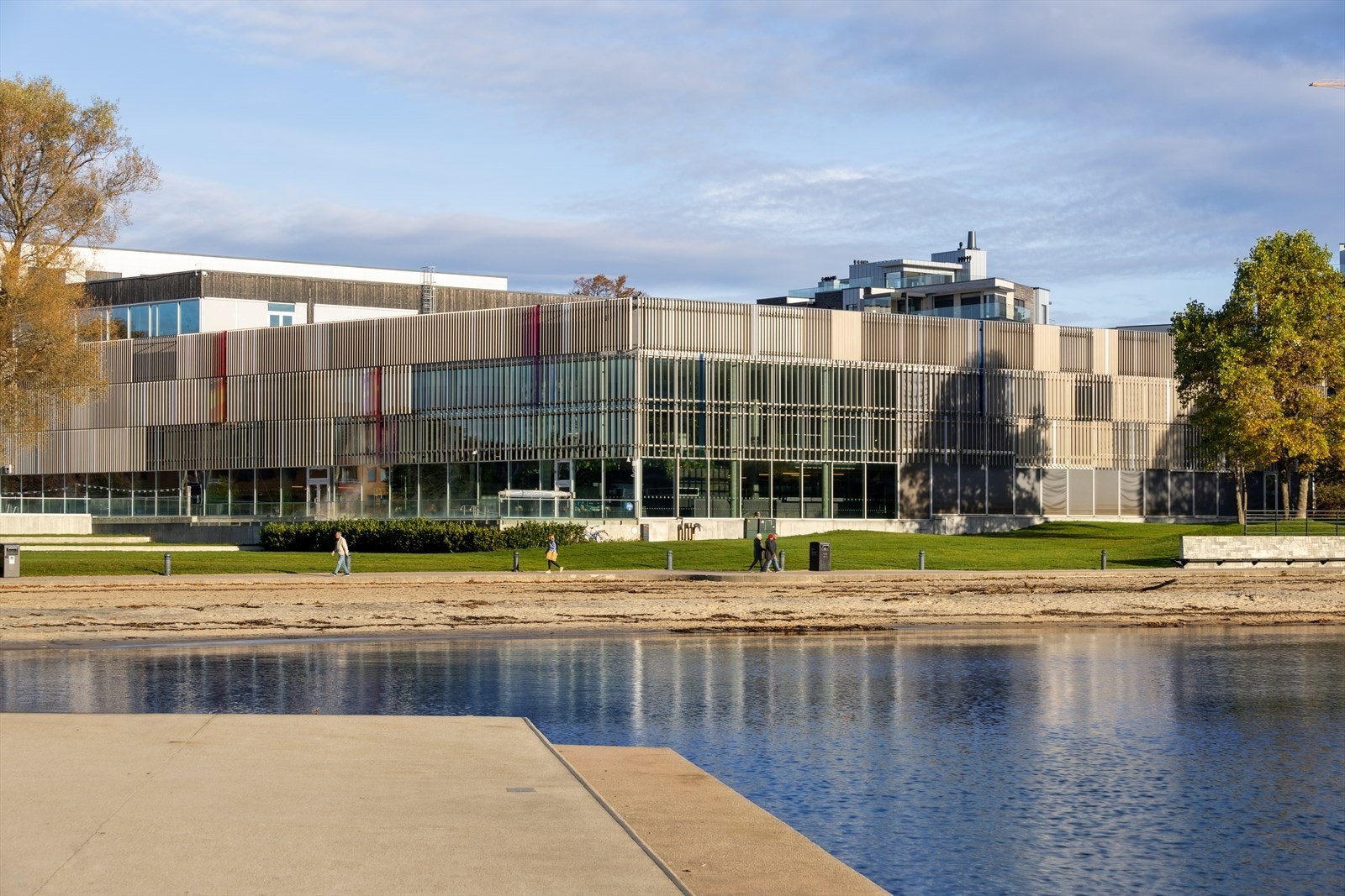 Bystranda er kunstig anlagt med fin sand, sittegrupper, badebrygge og palmer - og er kjent for sin familievennlige, langgrunne utforming. Galleribilde