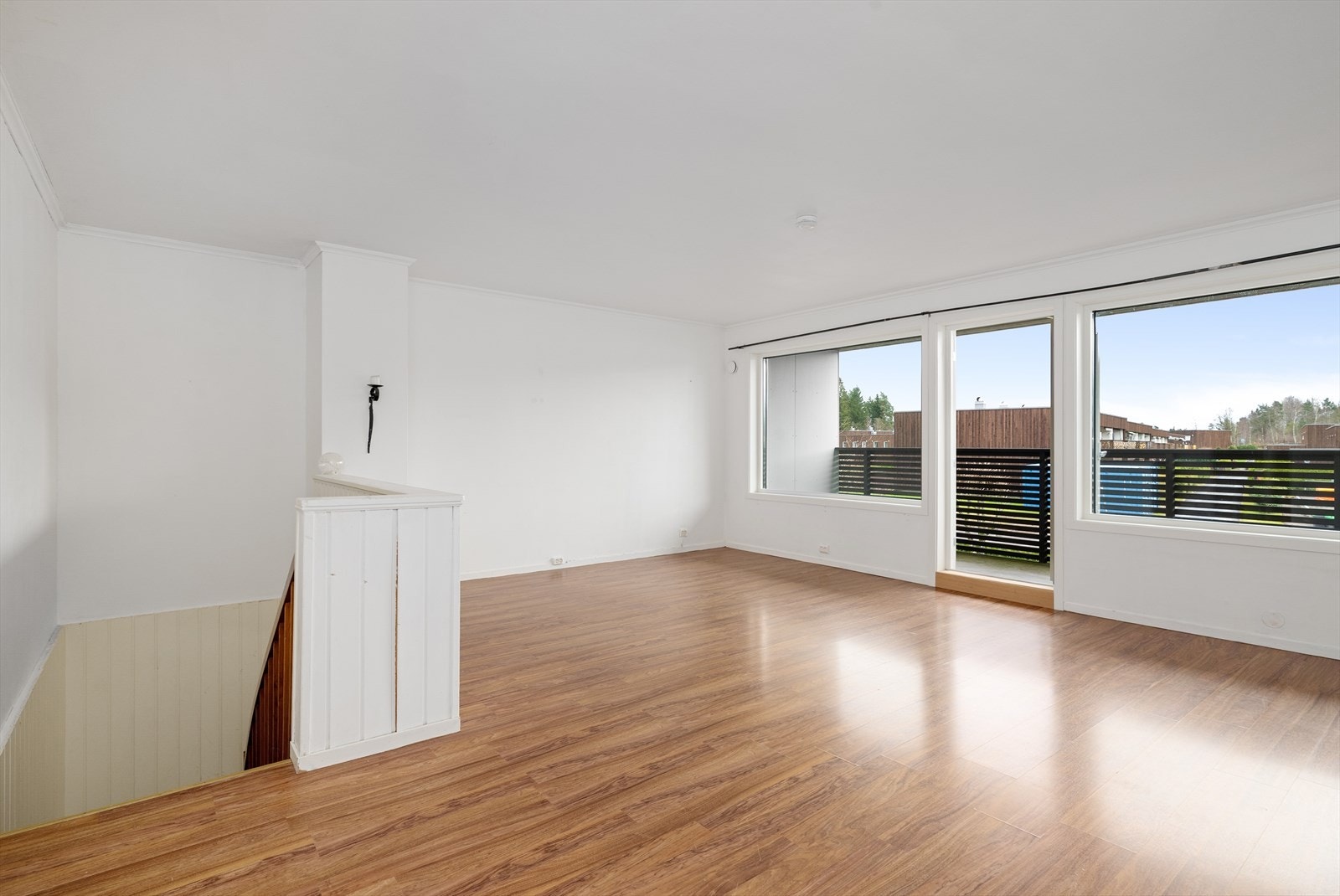 Fra trappen kommer man opp til boligens 2. etg med romslig stue som gir god plass til sofagruppe og mediemøblement. Galleribilde