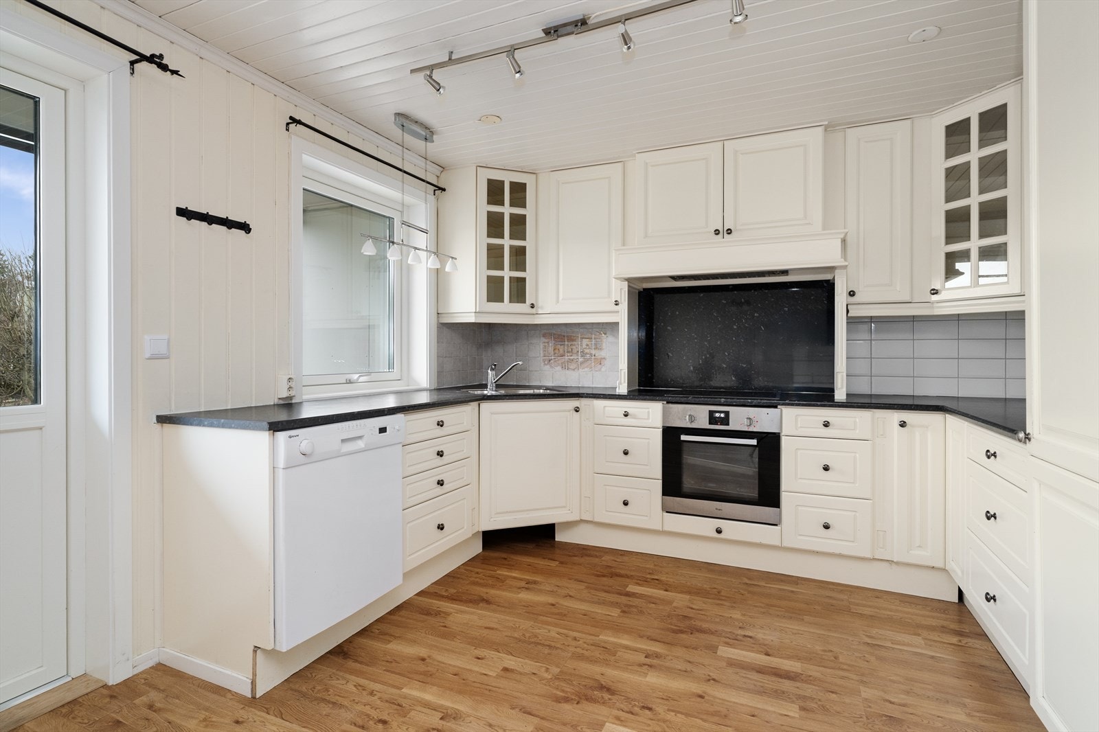 Kjøkkeninnredningen består av over- og underskap som gir god oppbevaringsplass. Galleribilde